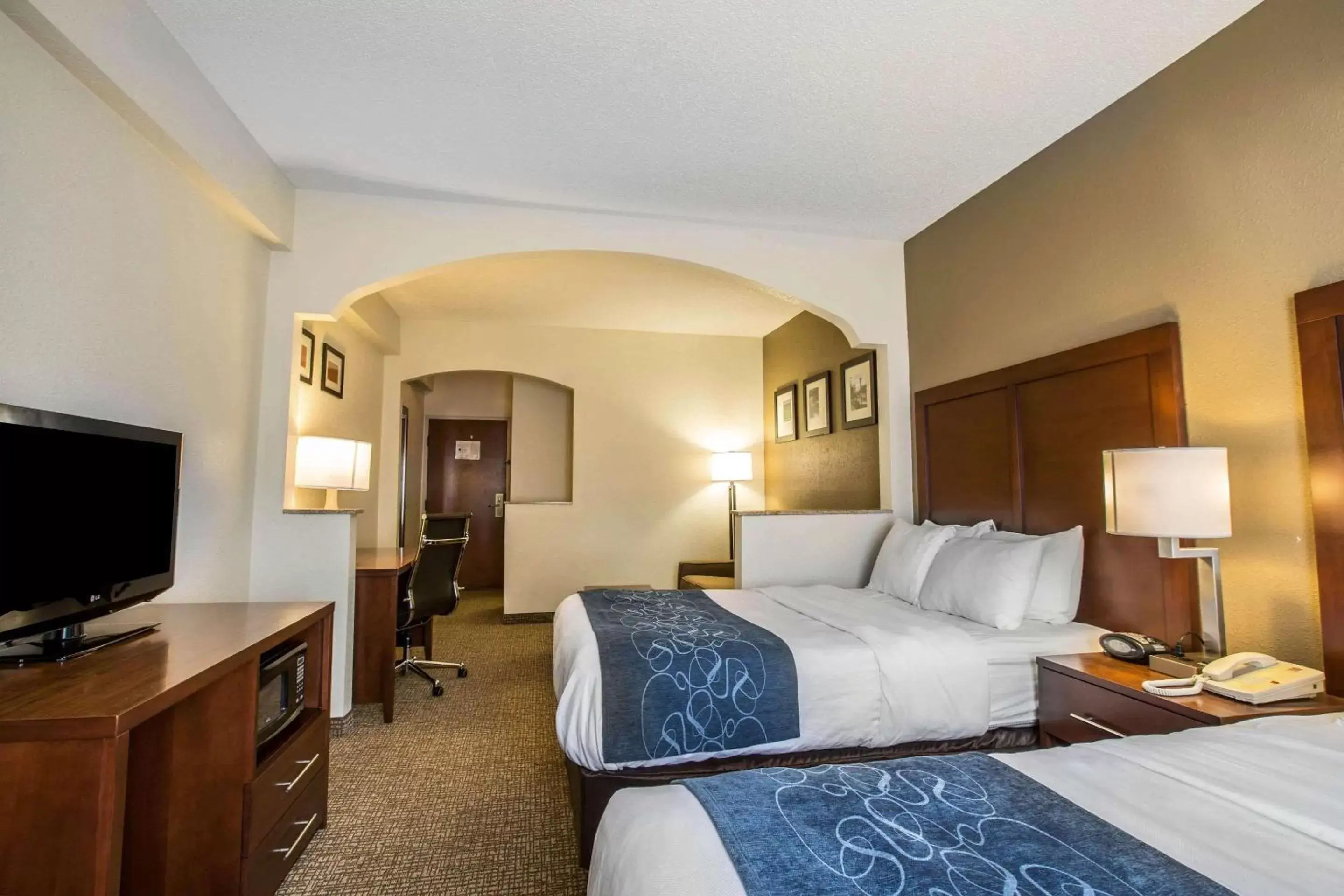 Photo of the whole room, Bed in Quality Suites