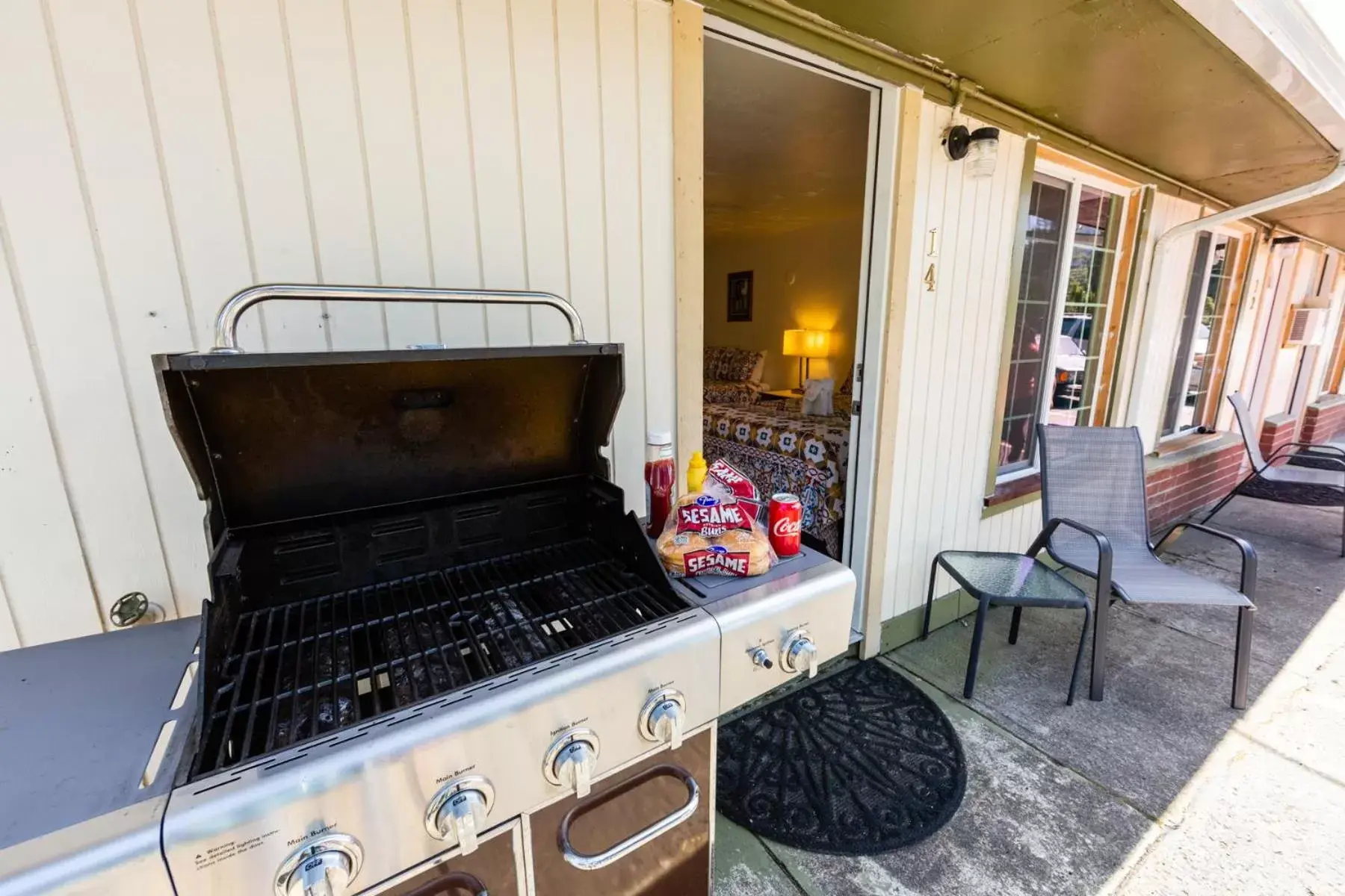 Patio in Arbor Inn Motel Oakridge