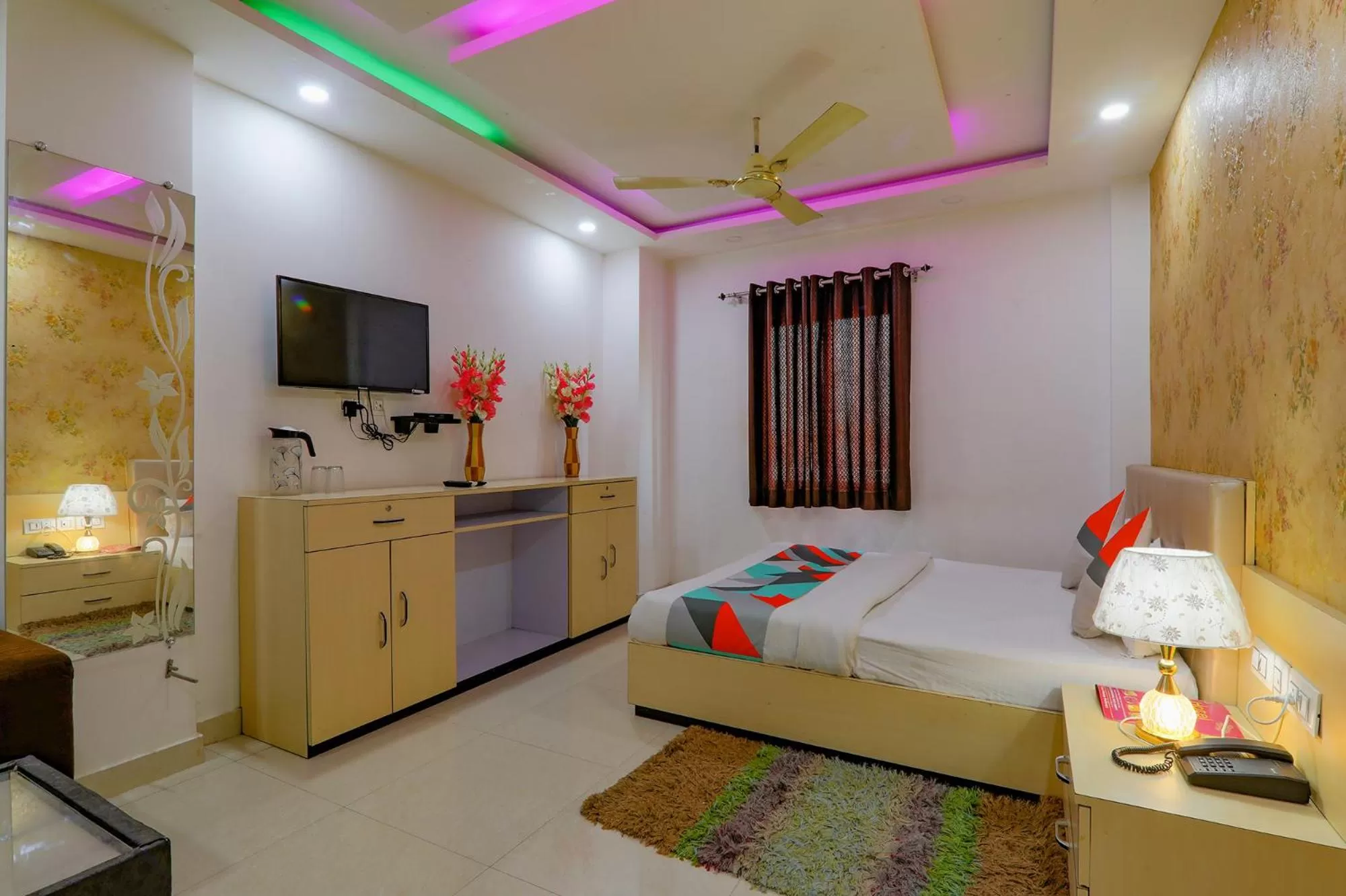 Photo of the whole room, Bed in Via Moti Mahal - Sarnath museum