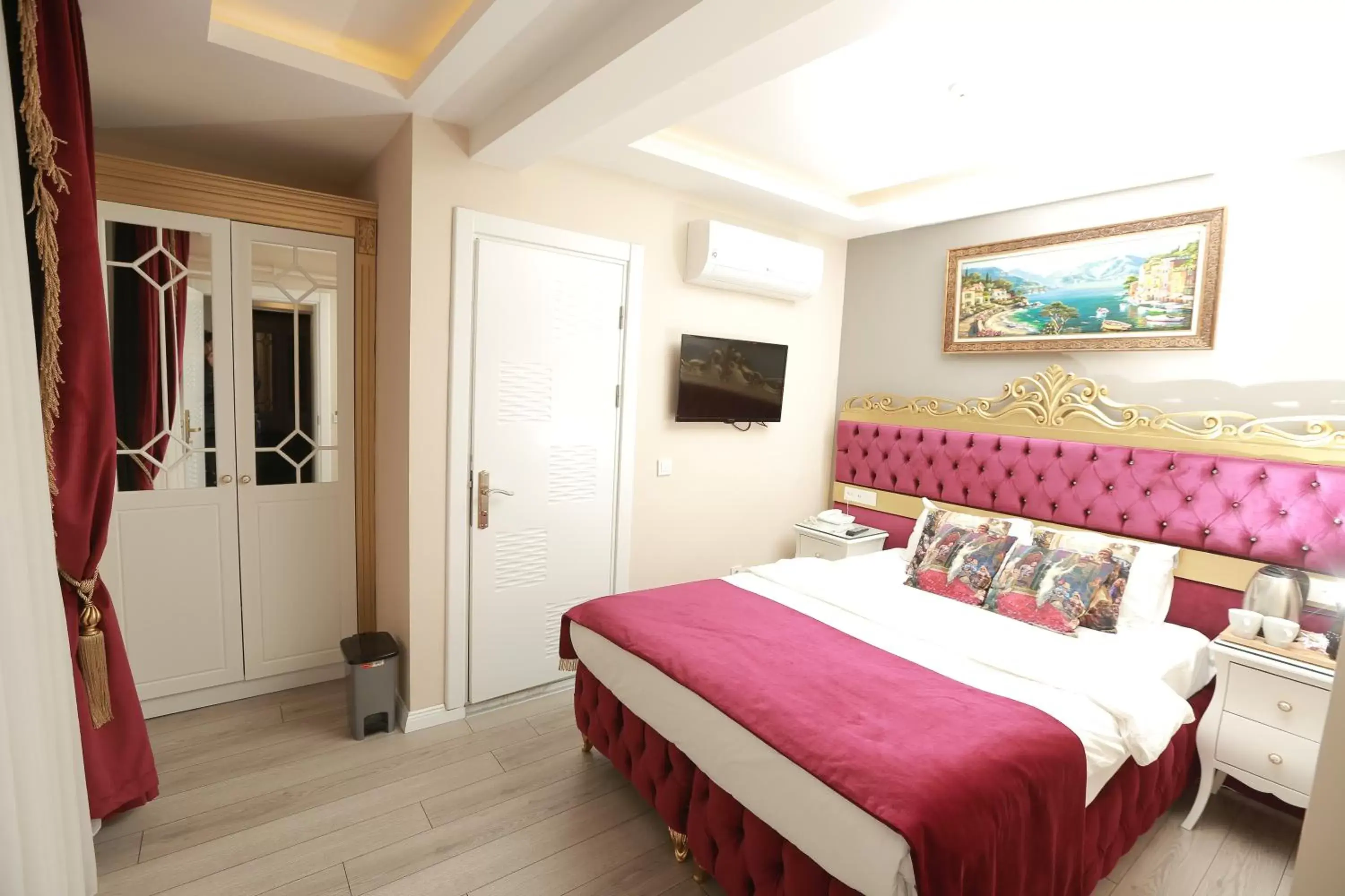 Quiet street view, Bed in Constantinopolis Hotel Quiet street view, Bed in Constantinopolis Hotel