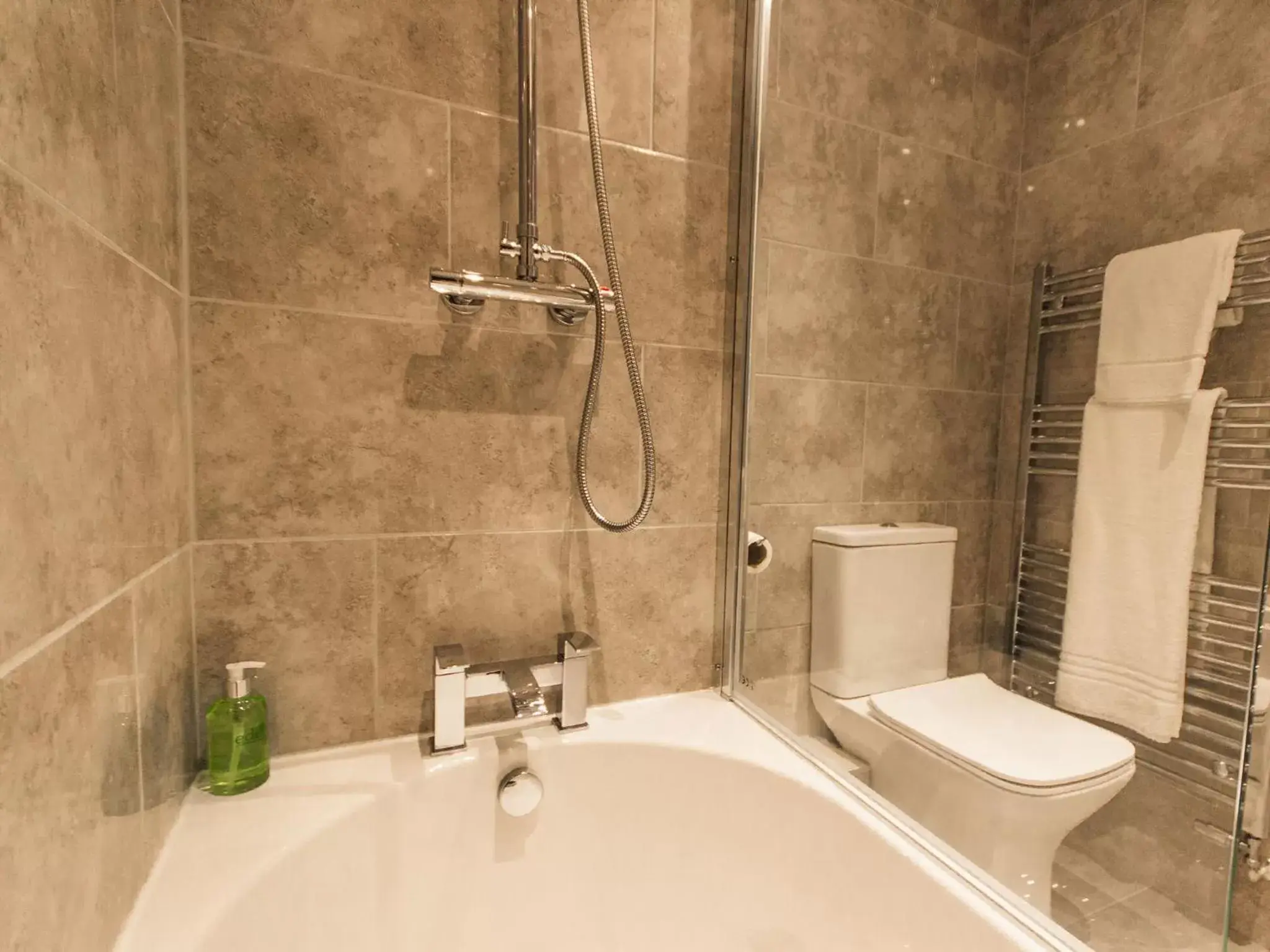 Shower, Bathroom in White Lion Hotel