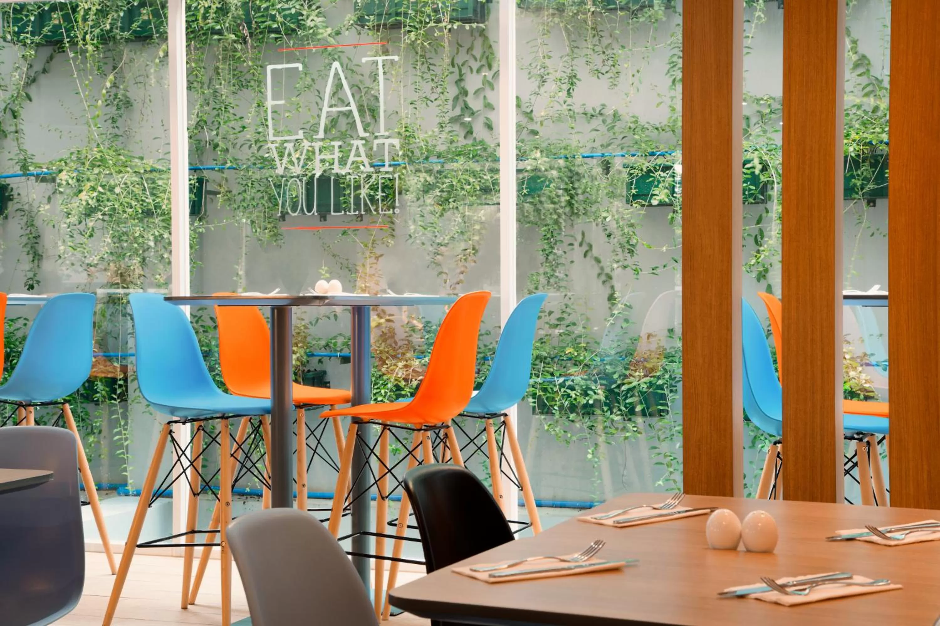 Restaurant/places to eat in Ibis Bandung Pasteur