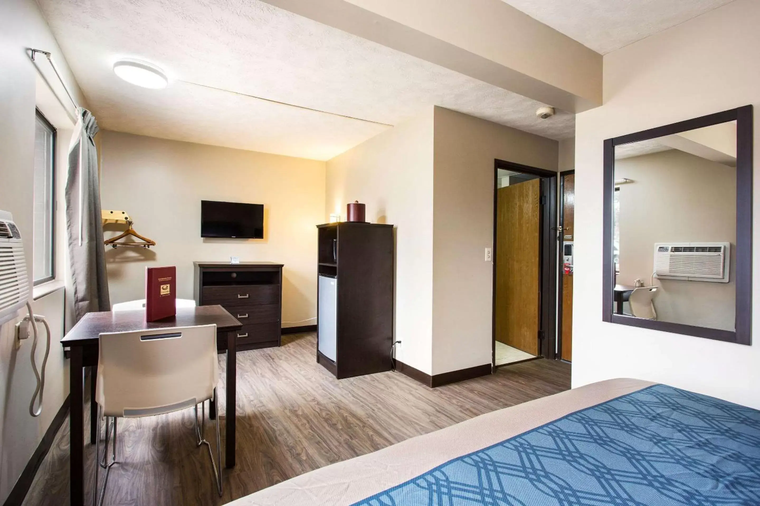 Photo of the whole room, TV/Entertainment Center in Econo Lodge Olathe - Kansas City