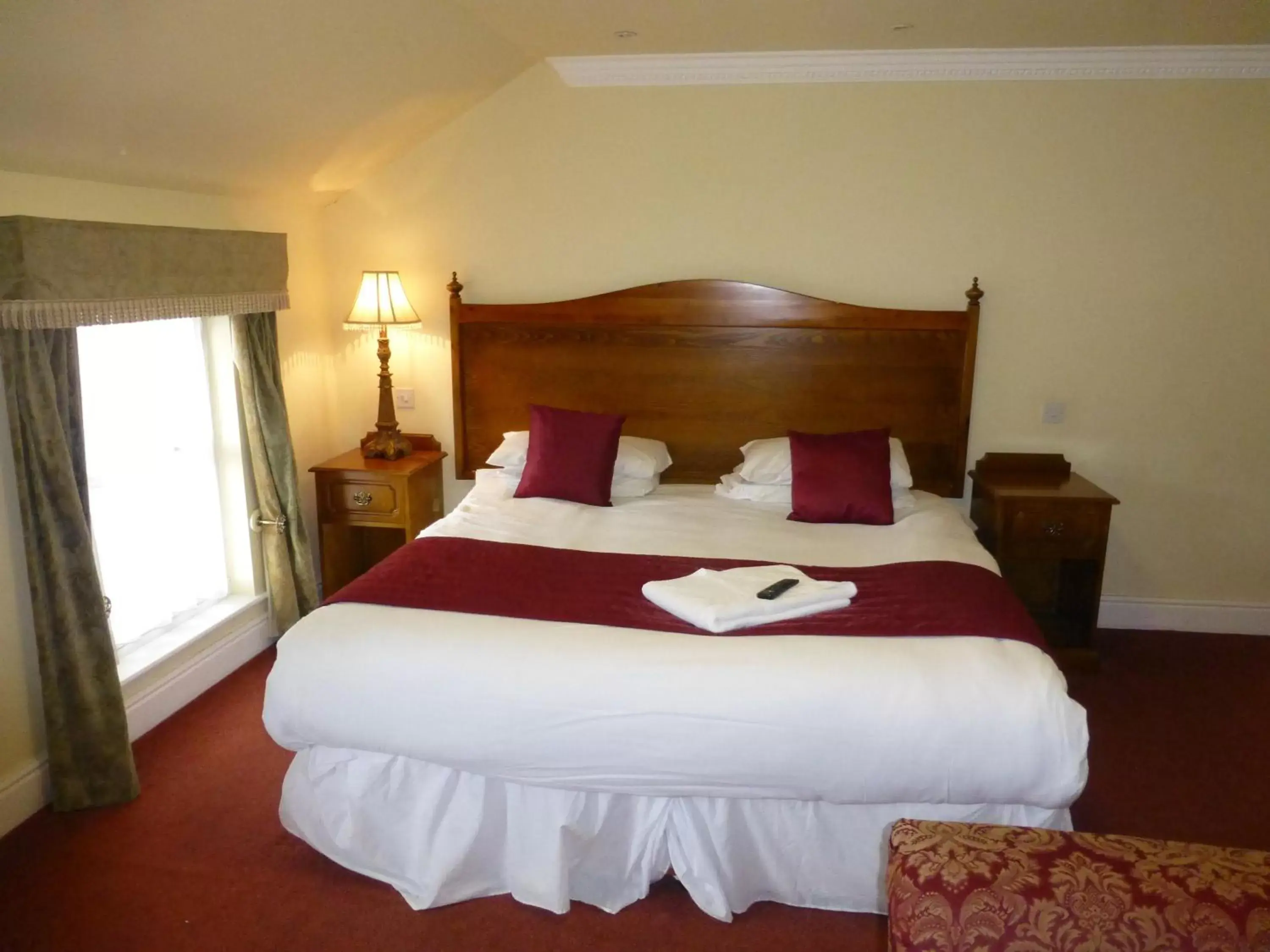 Bedroom, Bed in The Atherstone Red Lion Hotel