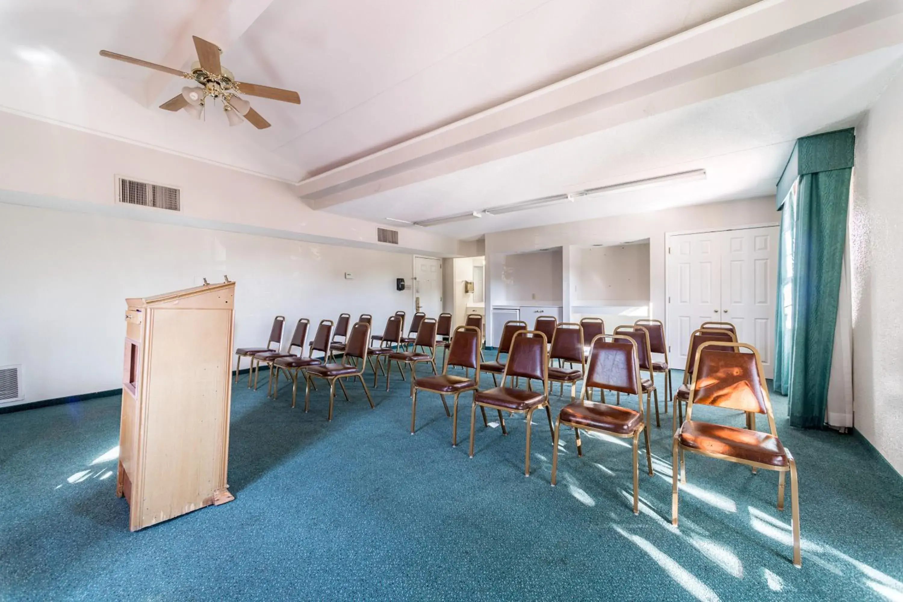 Meeting/conference room, Restaurant/Places to Eat in Motel 6-Hazelwood, MO