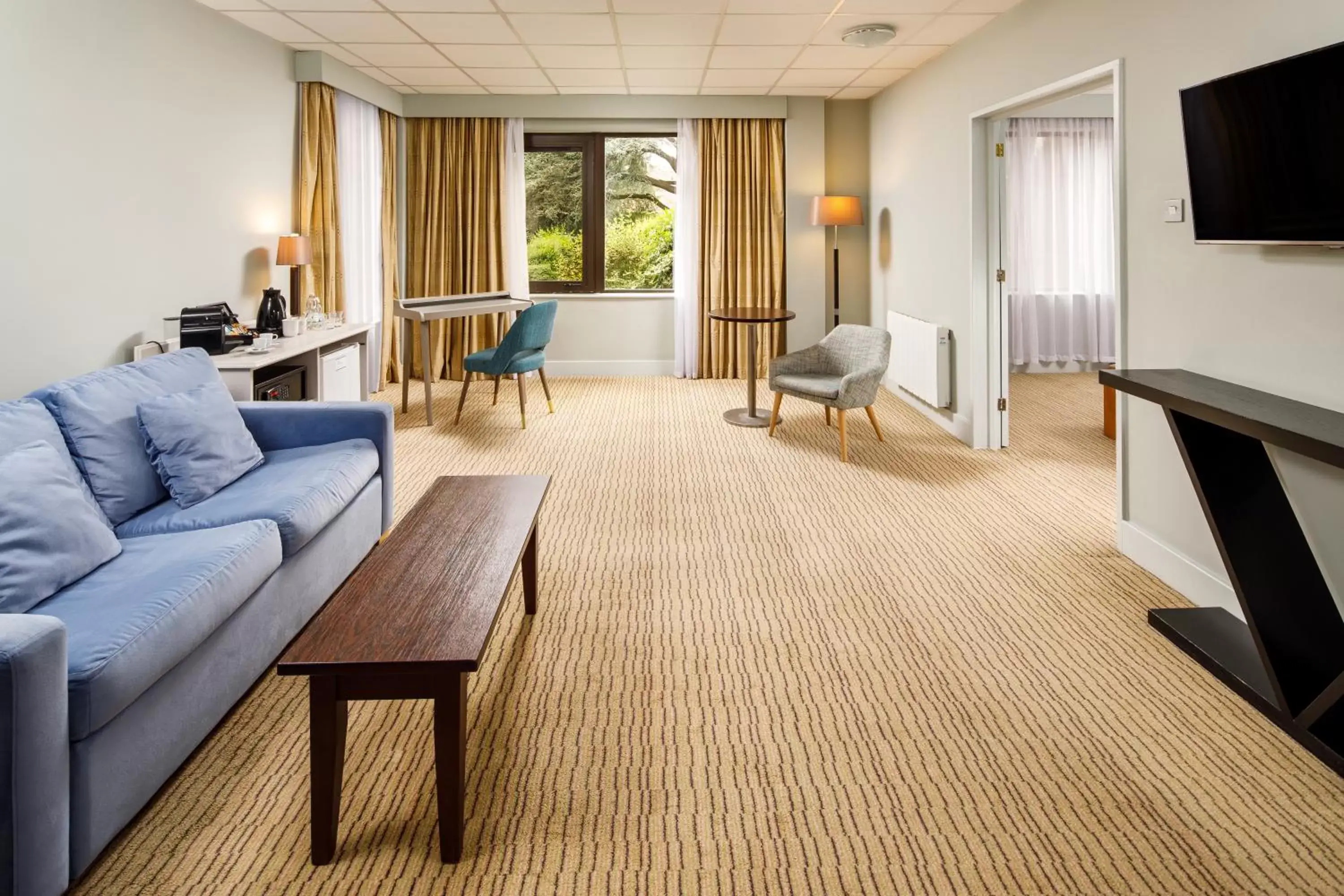 Bedroom, Seating Area in Mercure Hull Grange Park Hotel