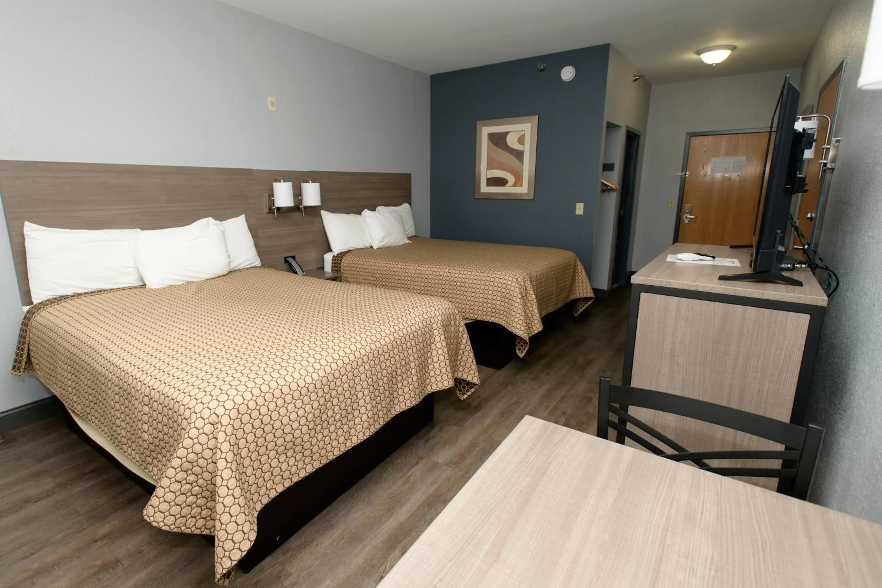 Photo of the whole room, Bed in HomeTown Inn-Ringgold