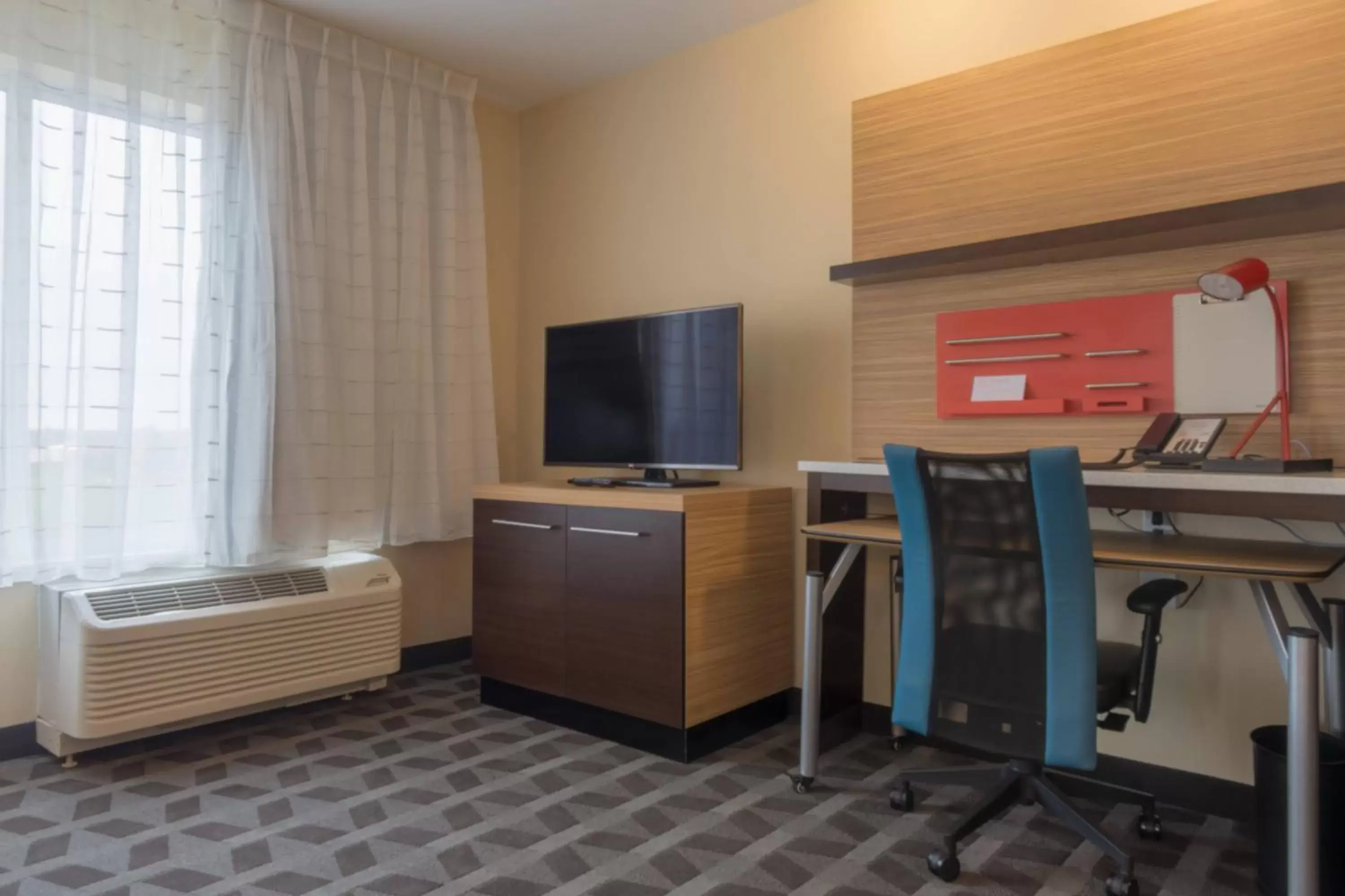 Bedroom, TV/Entertainment Center in TownePlace Suites by Marriott Syracuse Clay