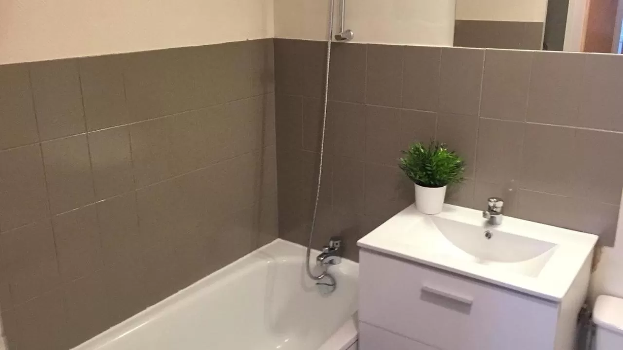 Bathroom in Duplex à la gare du Mans