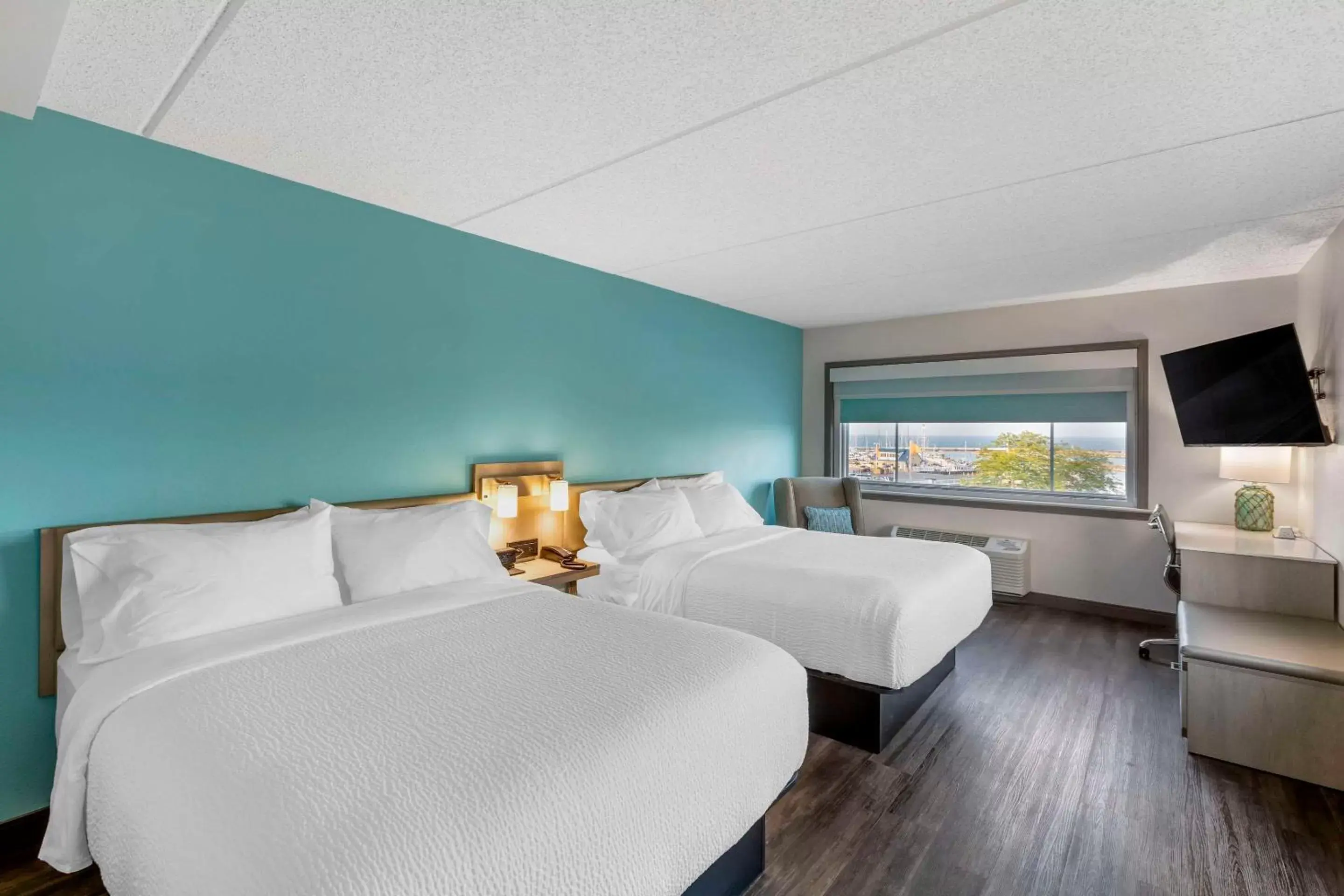 Bedroom, Bed in The Harborview, Ascend Hotel Collection