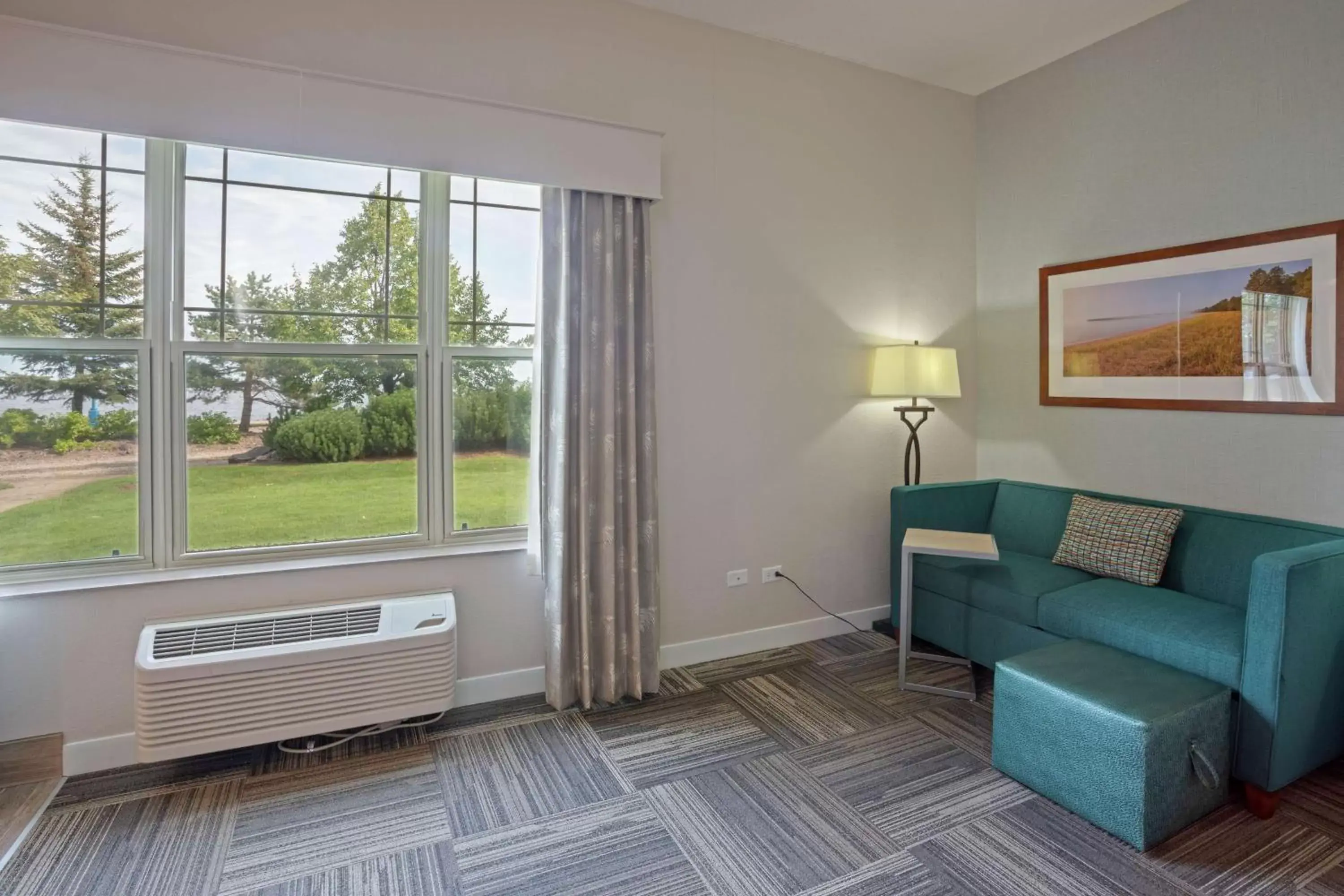 Living room, Seating Area in Hampton Inn Duluth-Canal Park