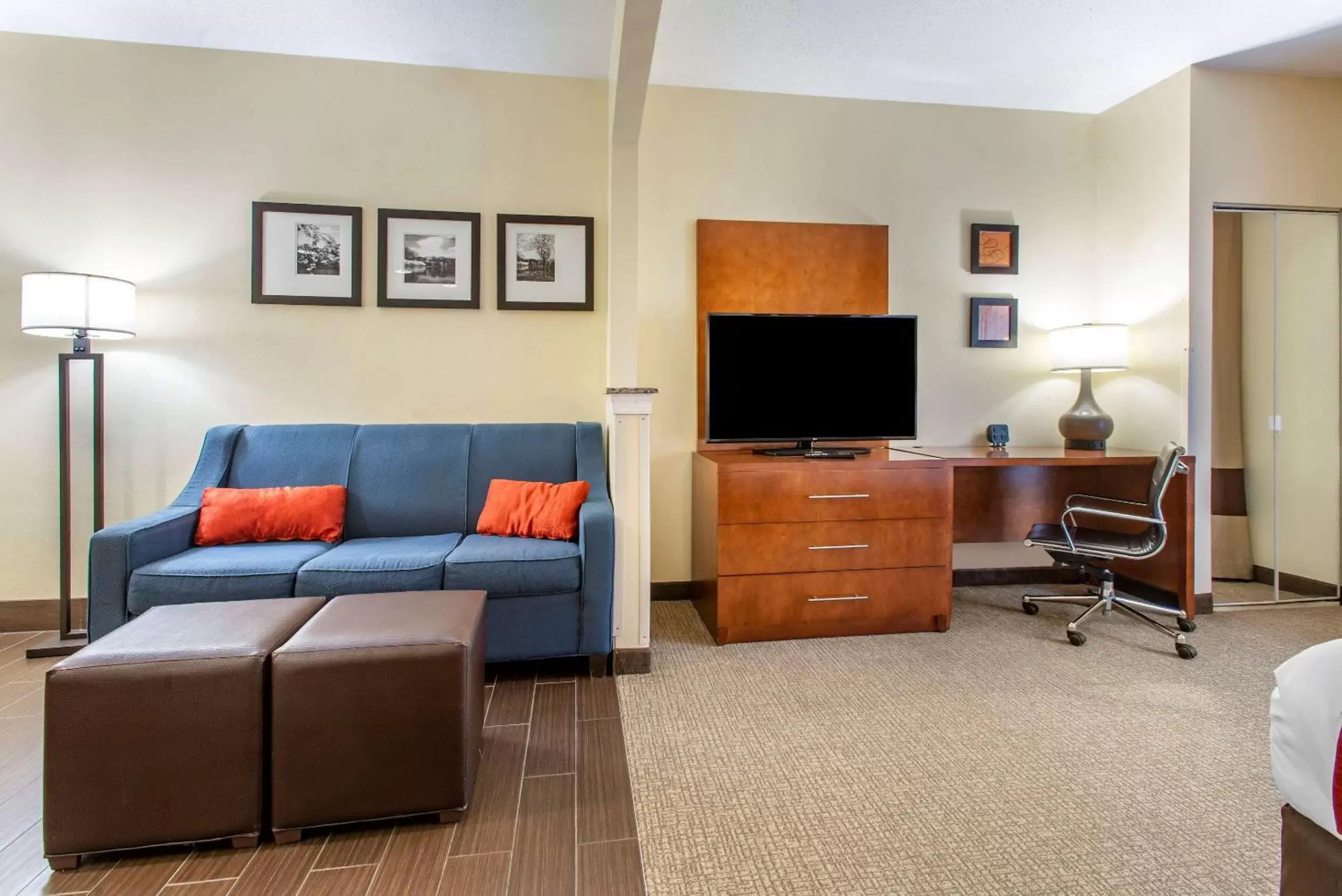 Photo of the whole room, Seating Area in Comfort Suites Newark - Harrison