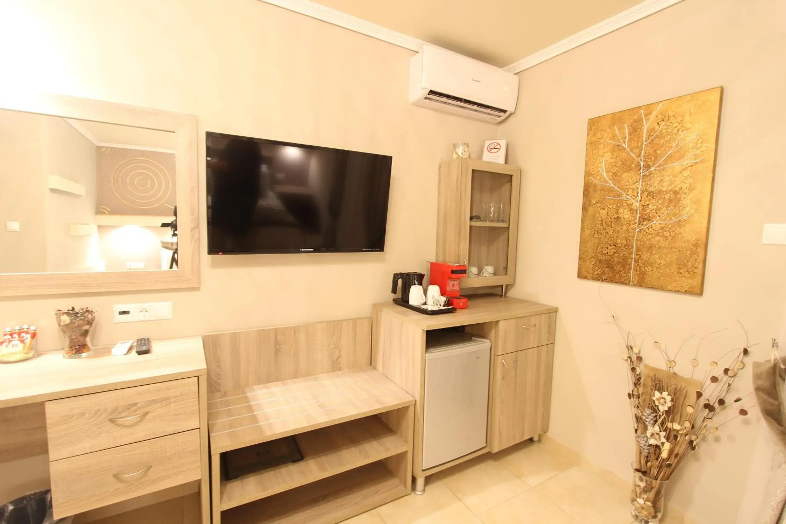 TV and multimedia, TV/Entertainment Center in Hotel Mallas