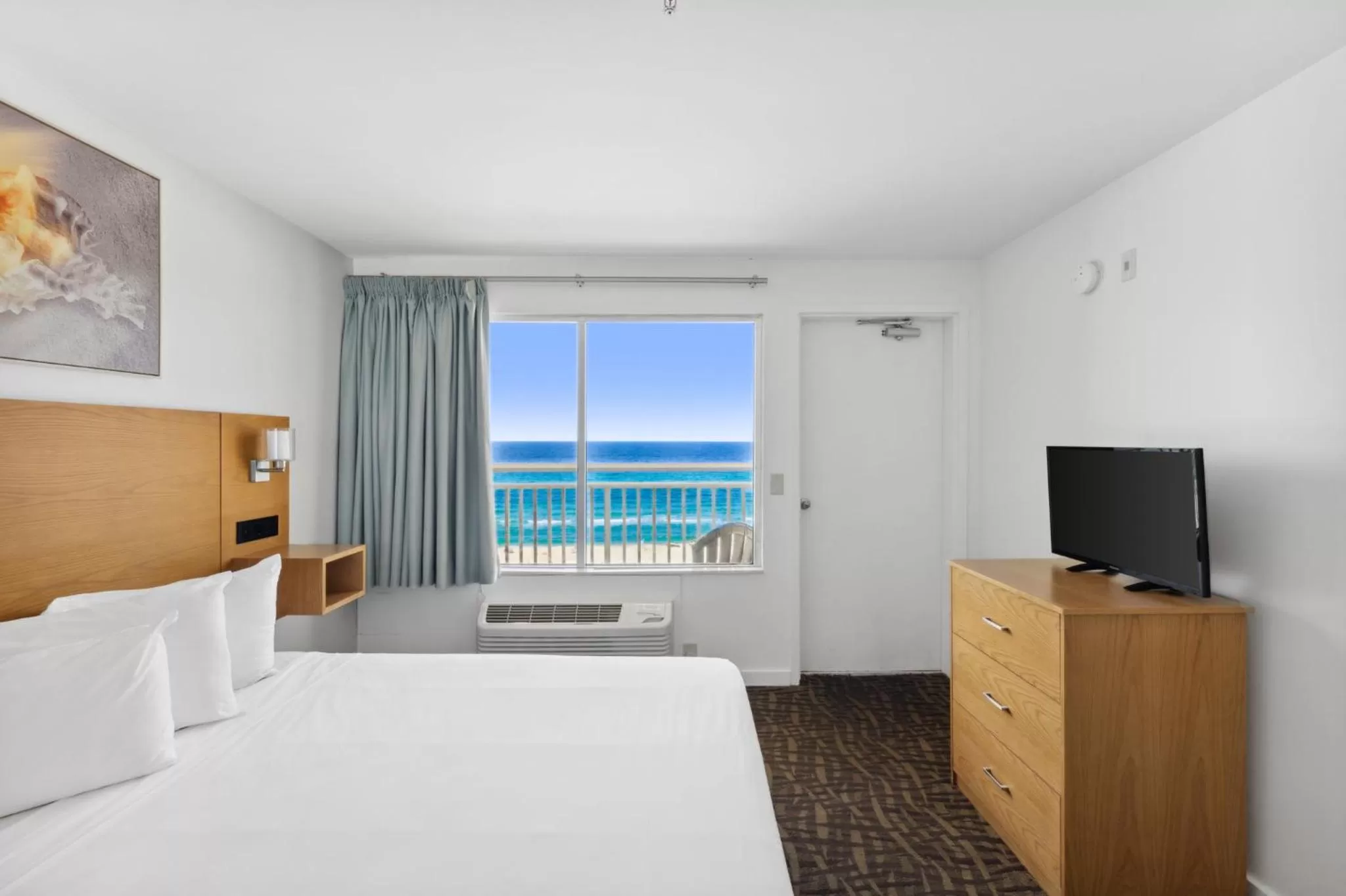 Bed in Beach Tower Beachfront Hotel, a By The Sea Resort