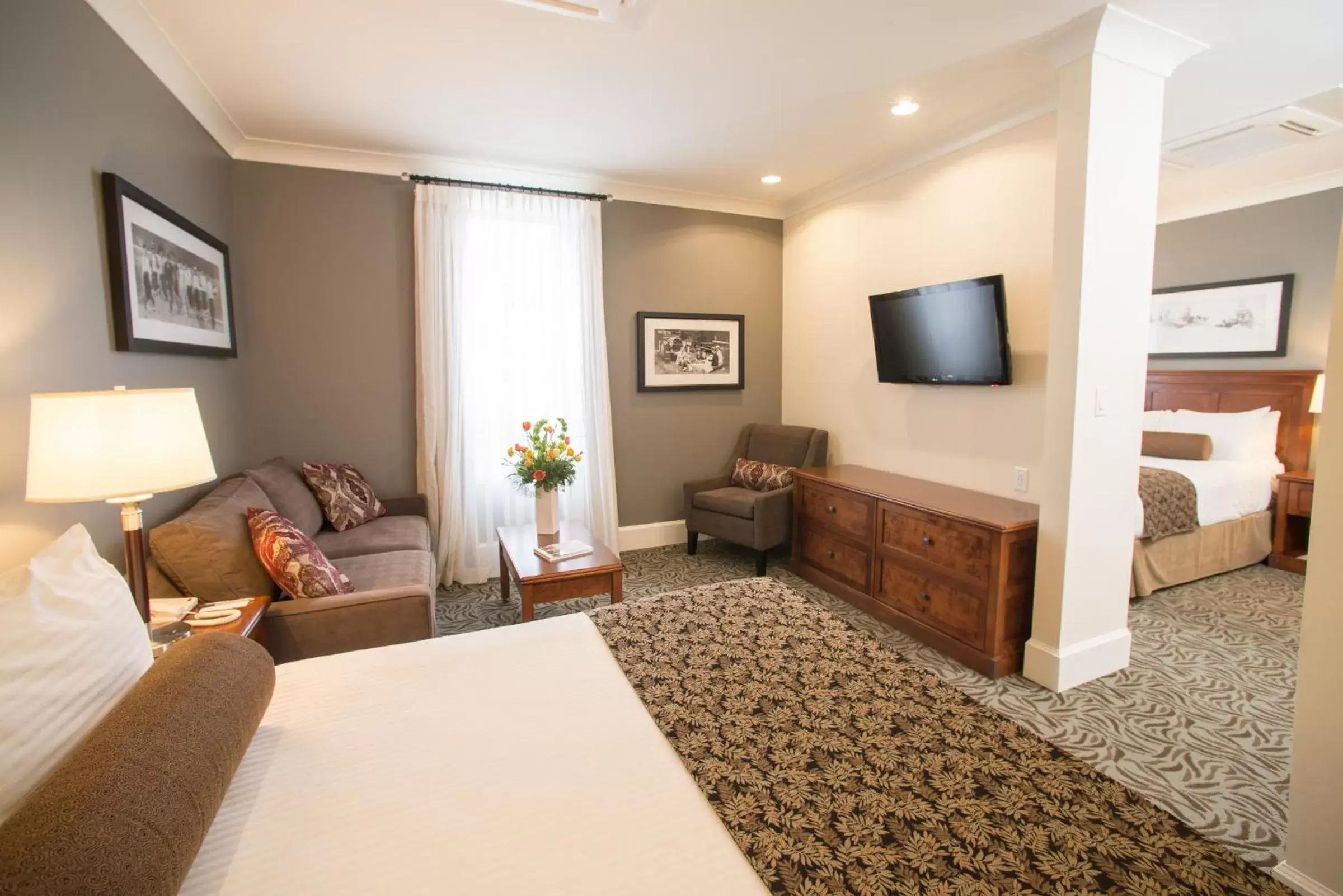 Living room, TV/Entertainment Center in Hume Hotel & Spa