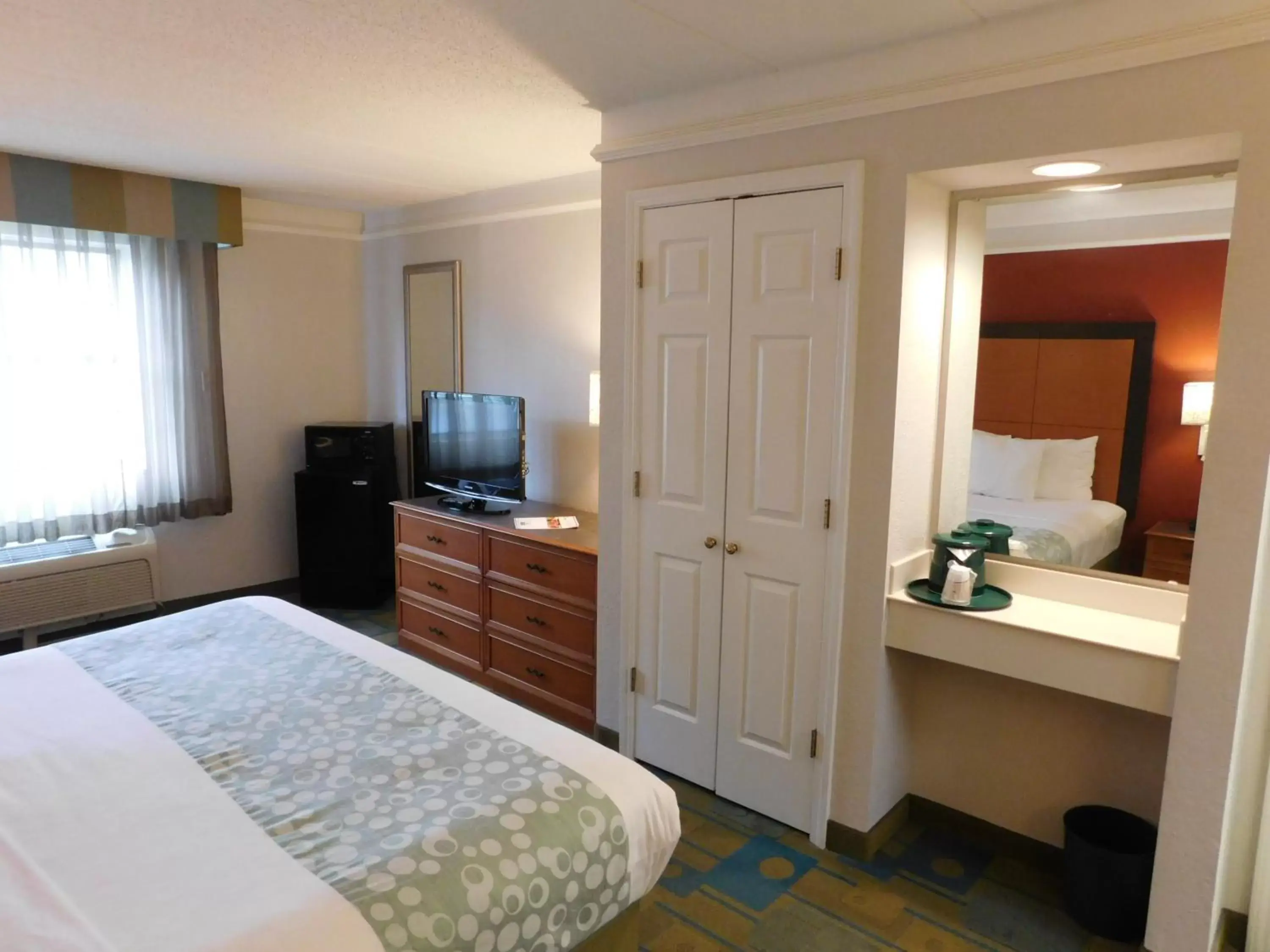 Bedroom, Bed in Days Inn & Suites by Wyndham Schaumburg- Woodfield Mall