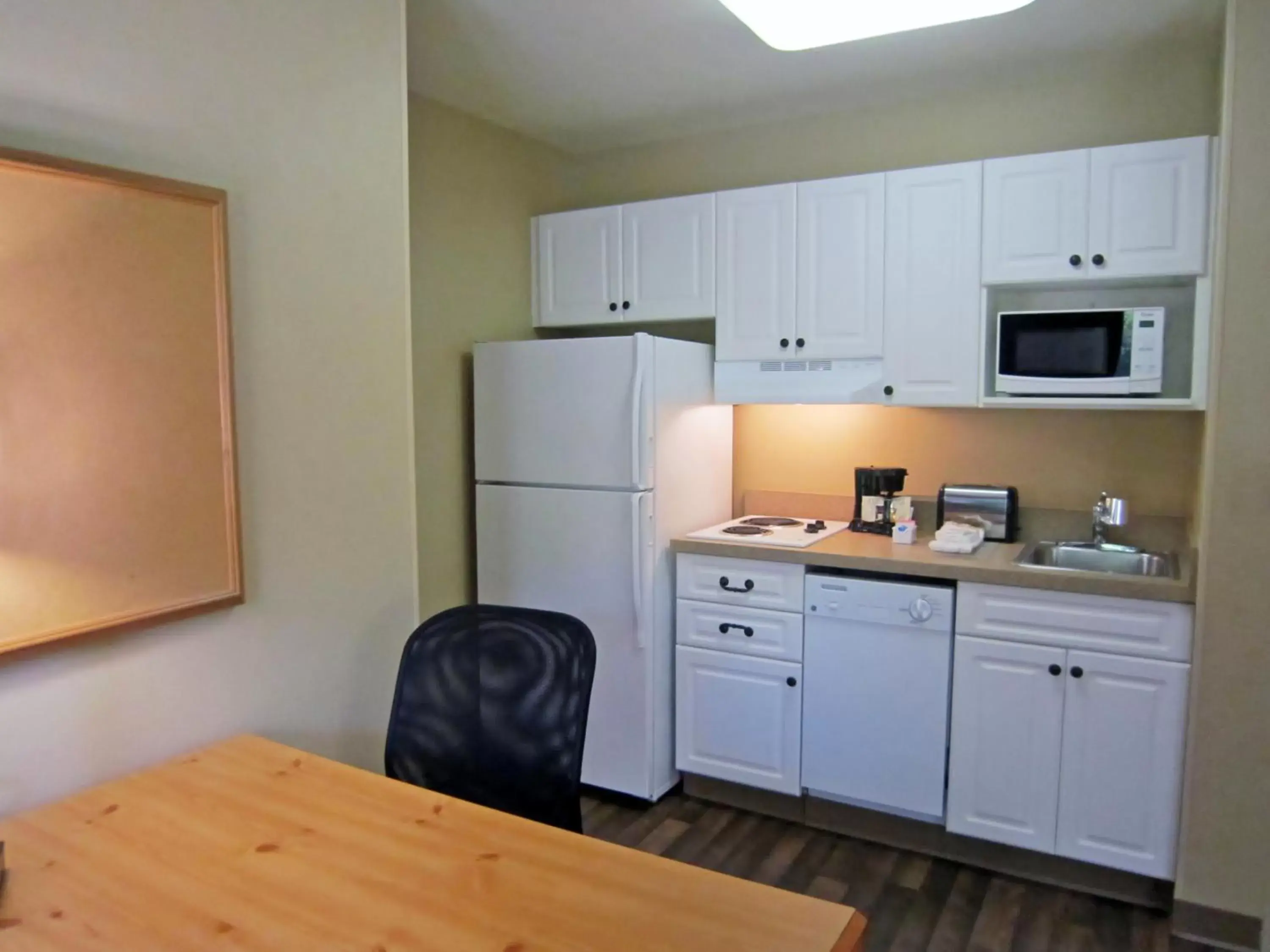 Kitchen or kitchenette, Kitchen/Kitchenette in Extended Stay America Suites - Piscataway - Rutgers University