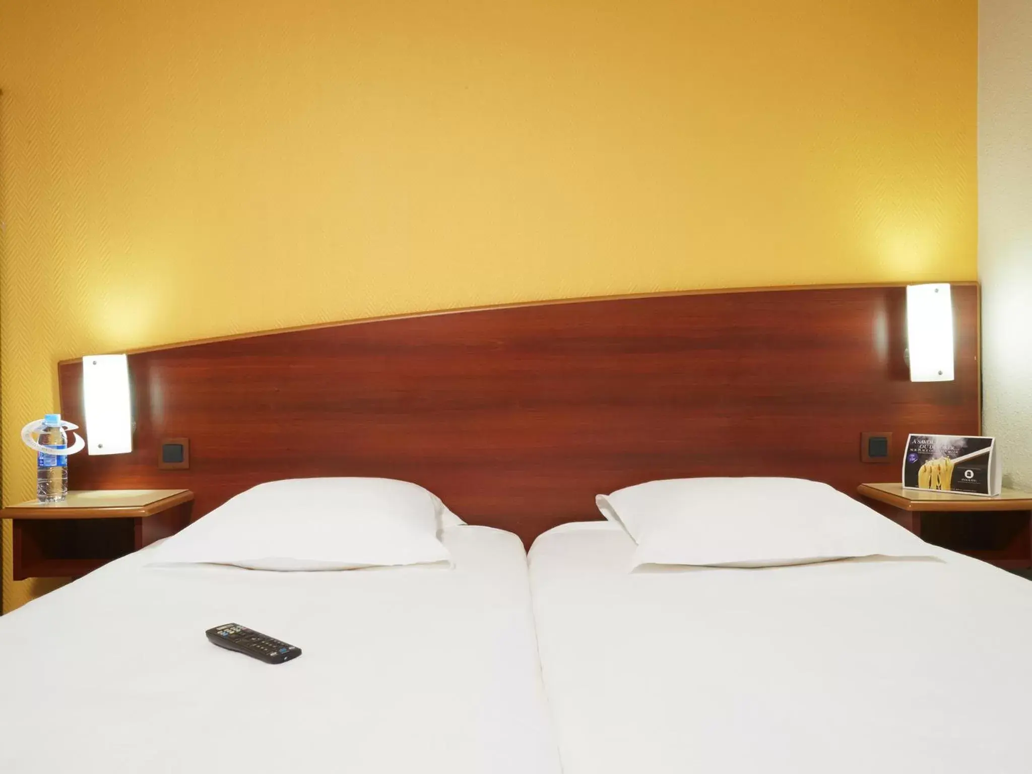 Bedroom, Bed in Comfort Hotel Etampes Bedroom, Bed in Comfort Hotel Etampes