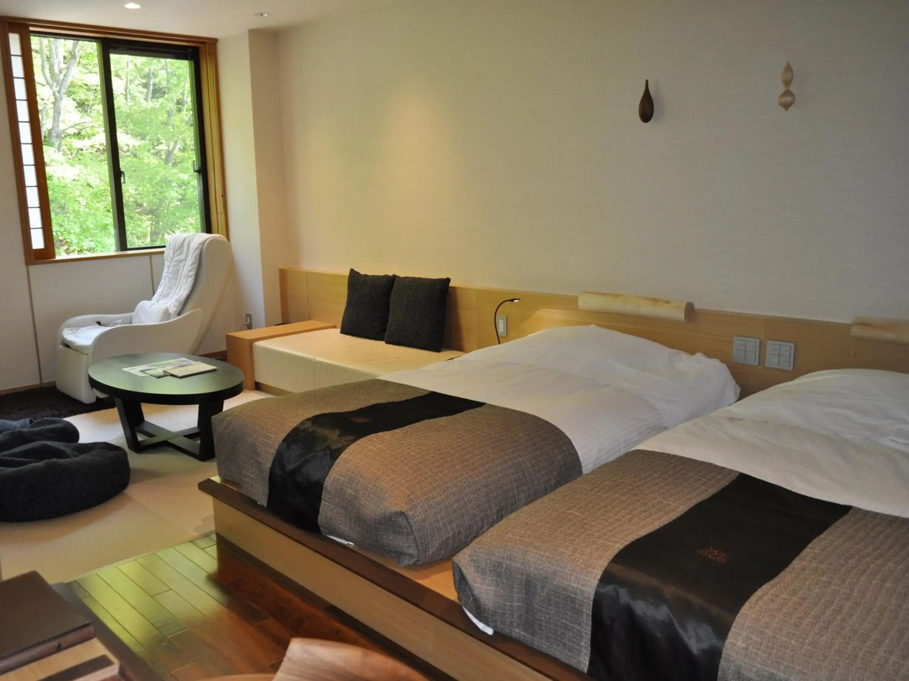 Photo of the whole room, Bed in Niseko Konbu Onsen Tsuruga Besso Moku No Sho