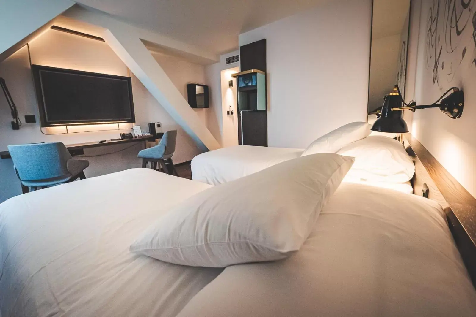 Photo of the whole room, Bed in Hotel Bernina Geneva