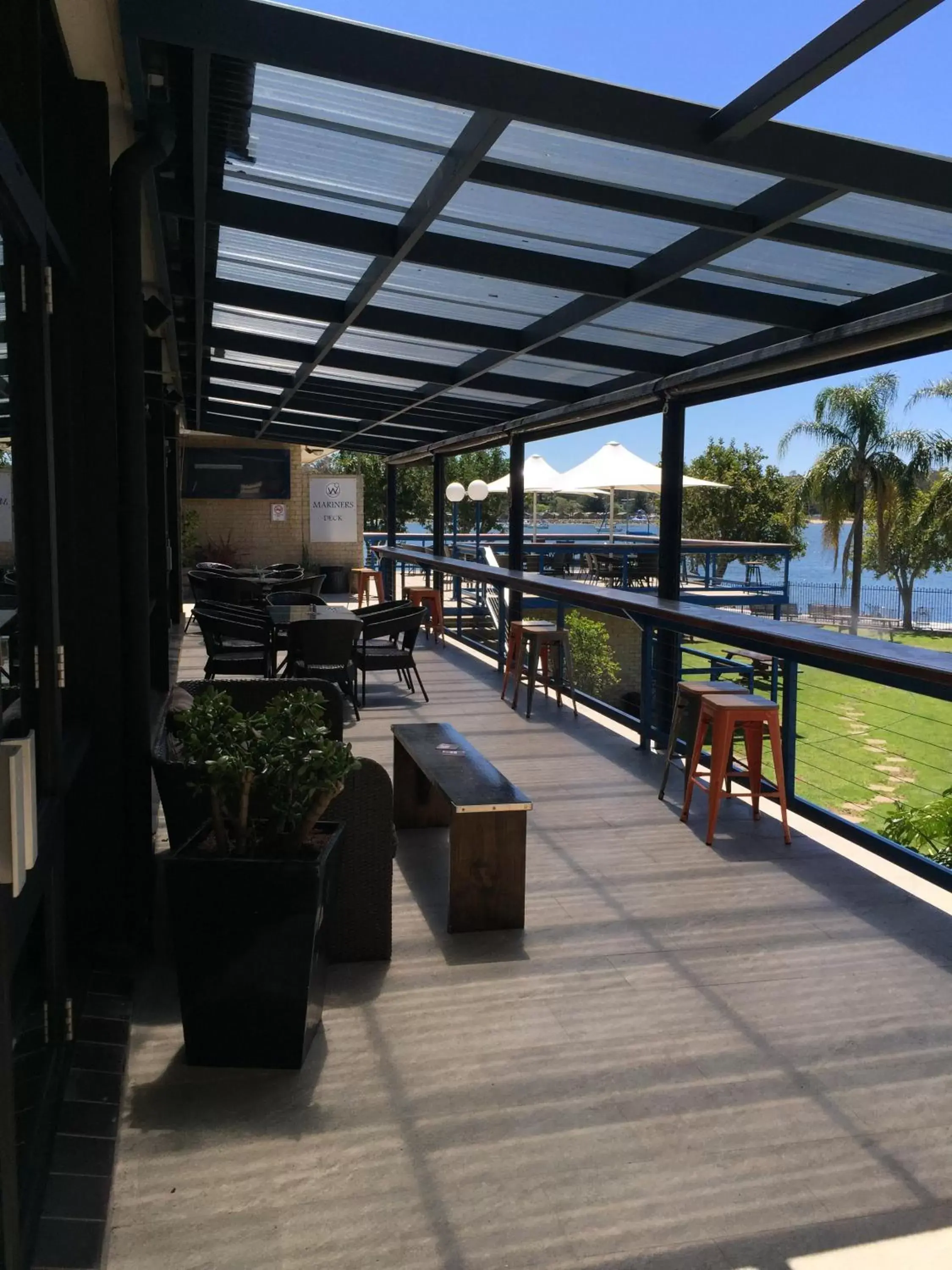 Balcony/Terrace, Lounge/Bar in Mariners on the Waterfront