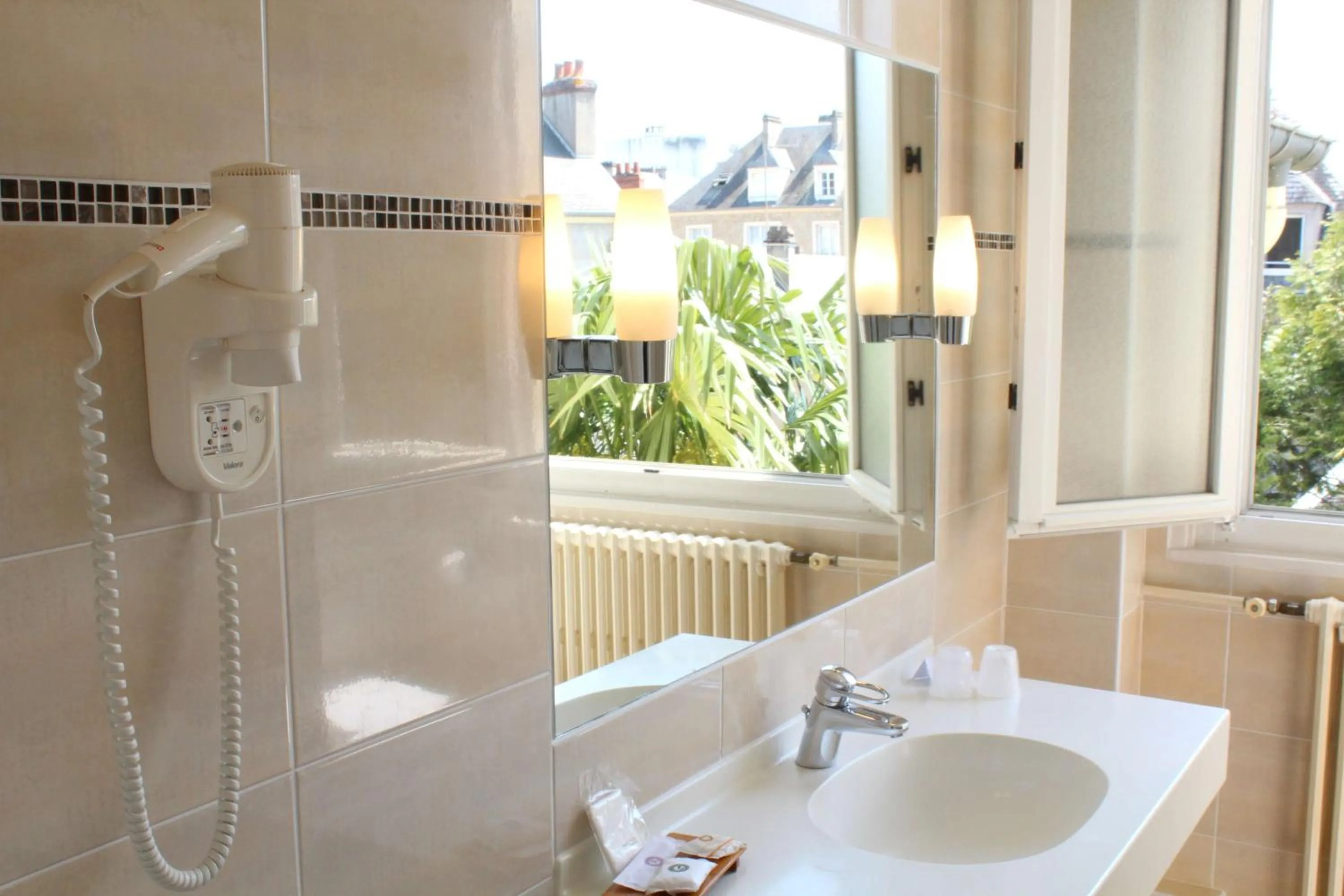 Bathroom in Best Western de Diane