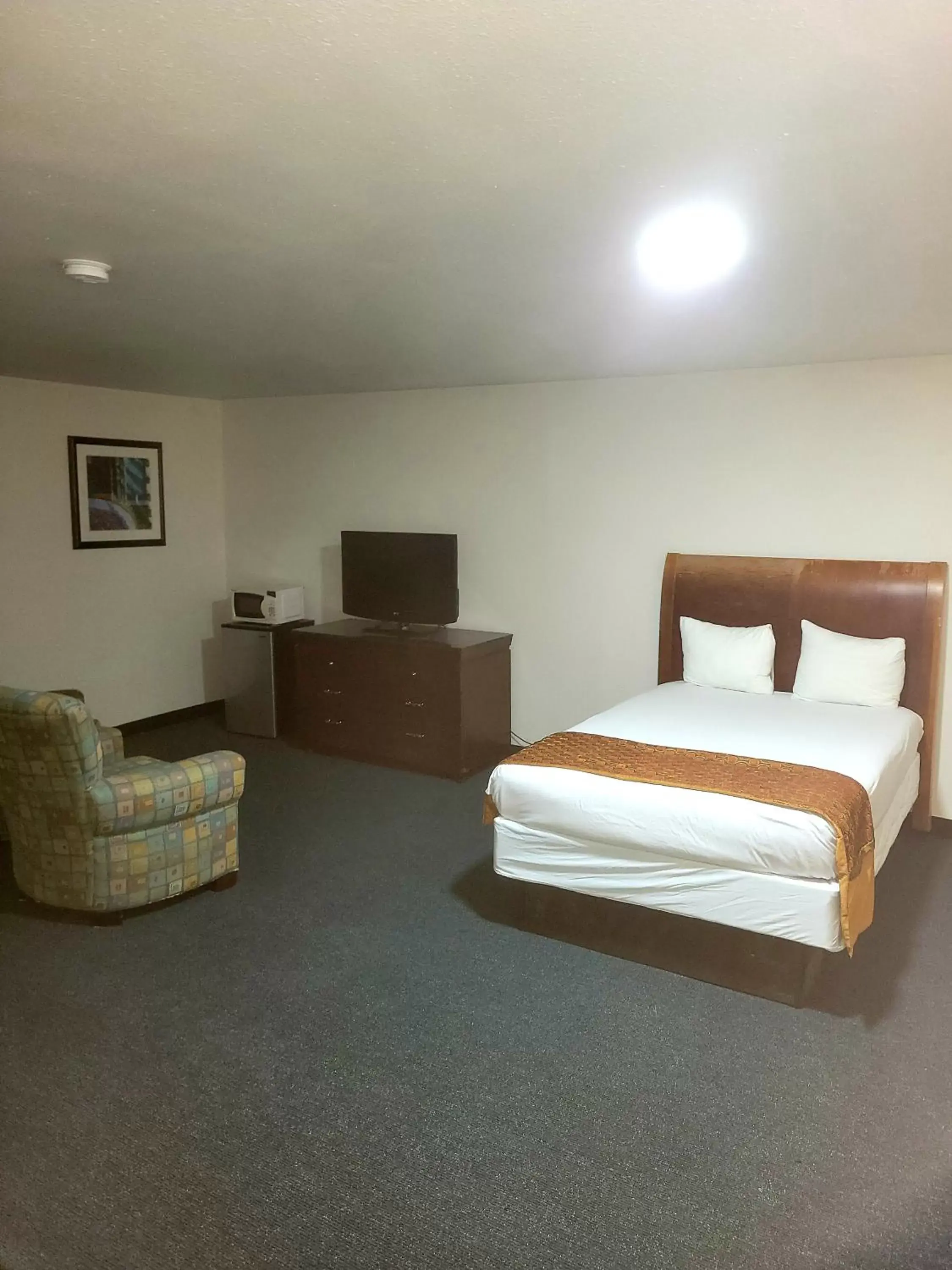 Communal lounge/ TV room in Executive Inn & Suites Cuero