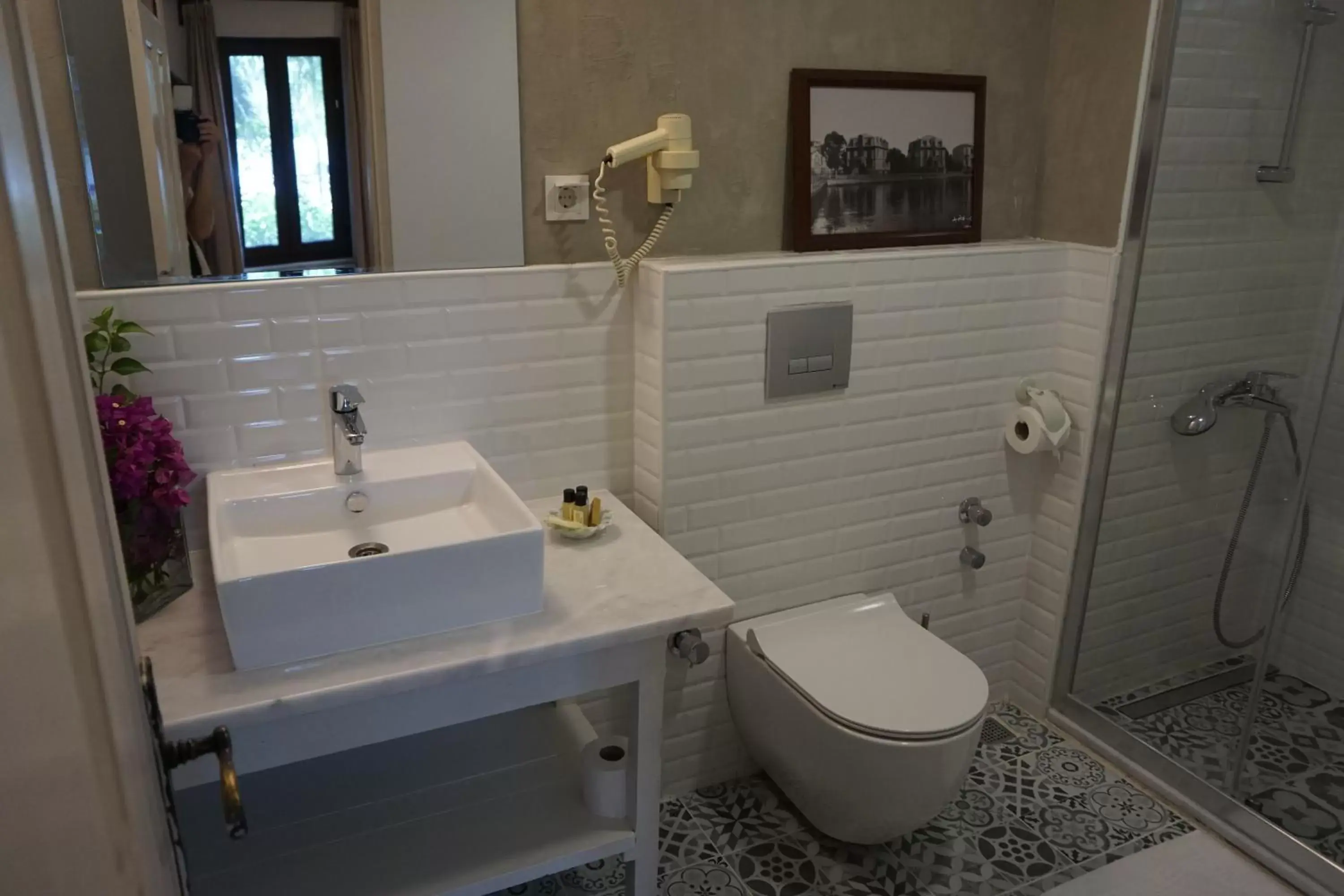 Shower, Bathroom in Hotel Kalehan