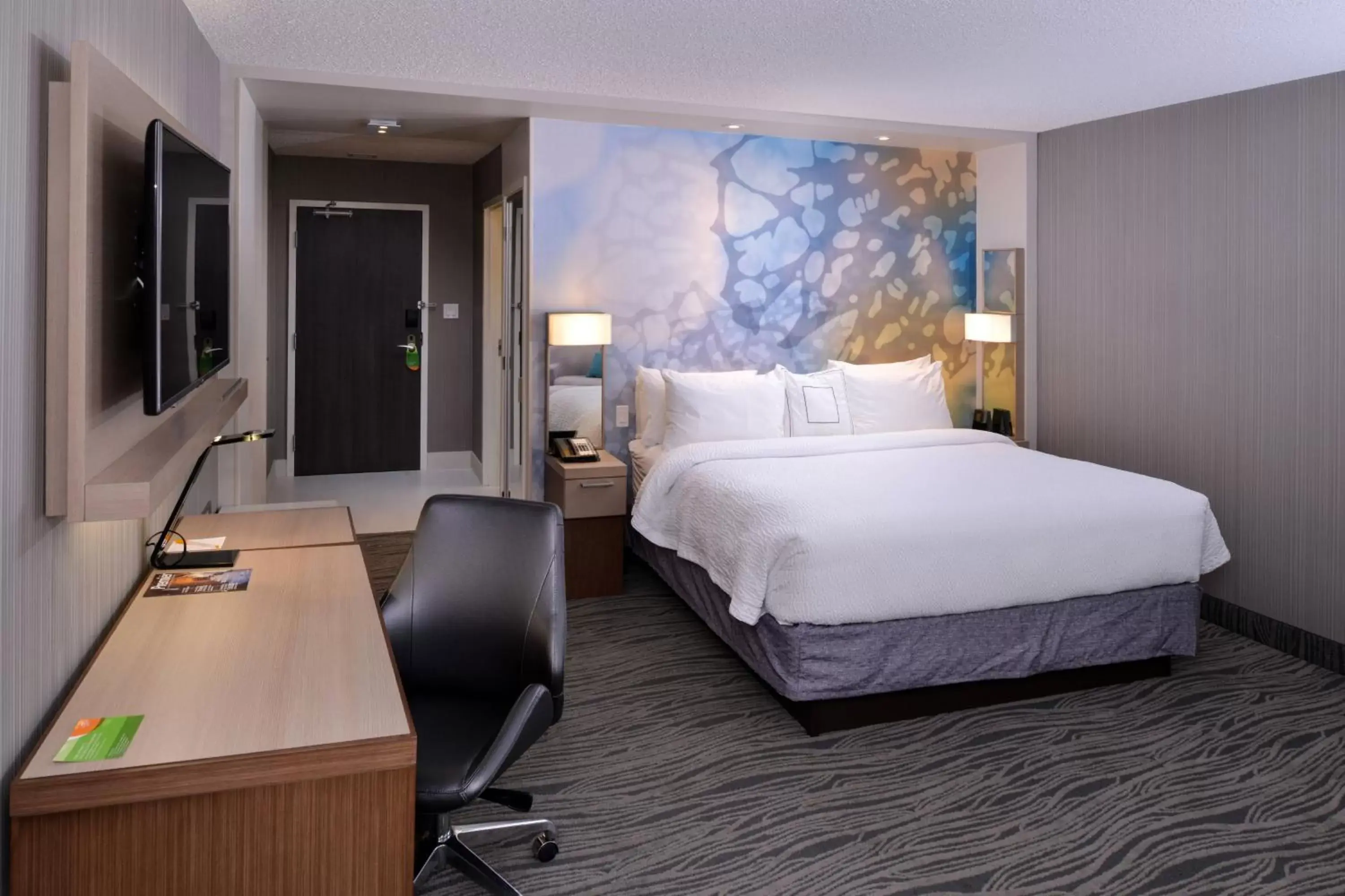 Photo of the whole room, Bed in Courtyard by Marriott Saskatoon Airport