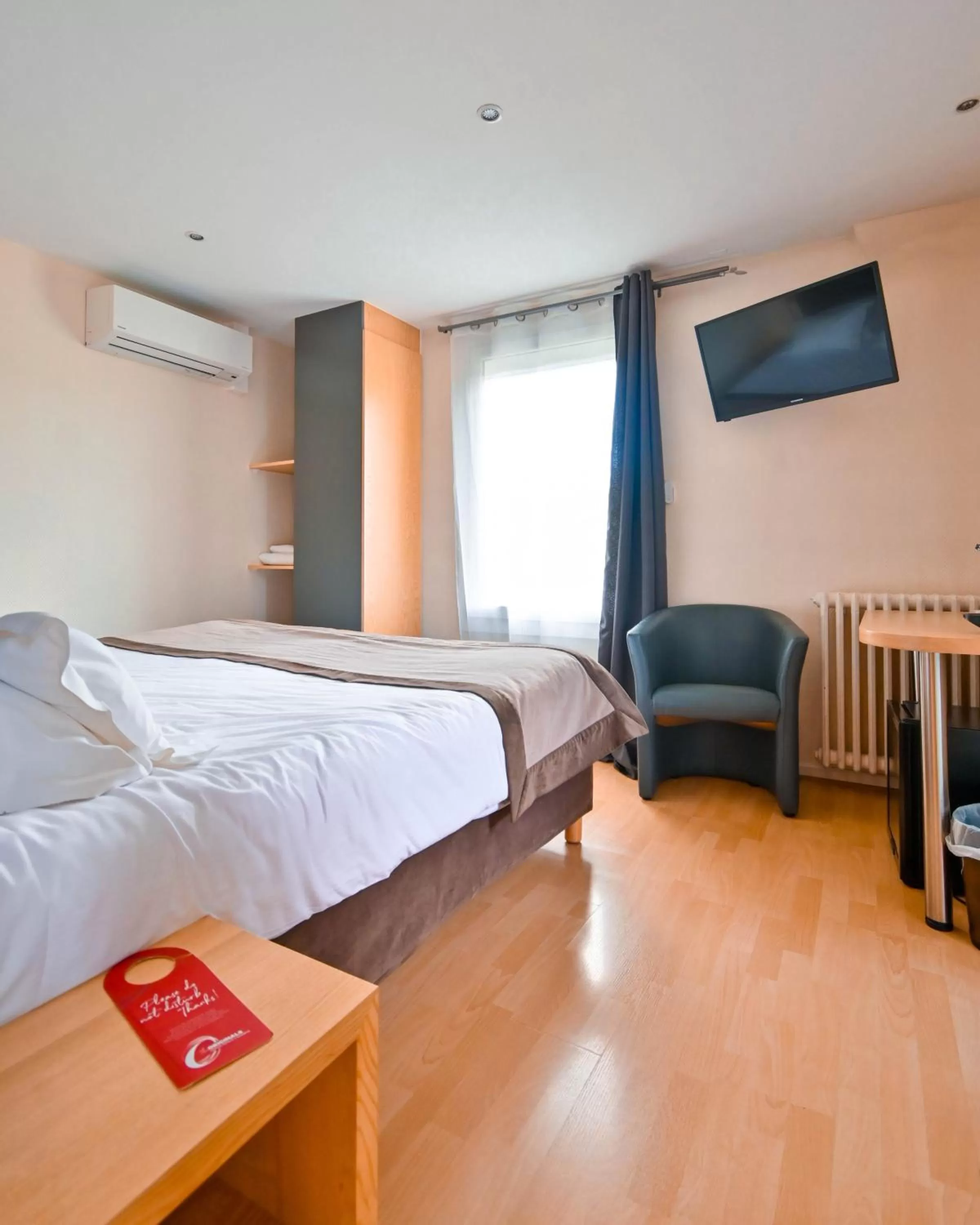 Bedroom, Bed in The Originals Boutique, Hôtel du Pont Roupt, Mende
