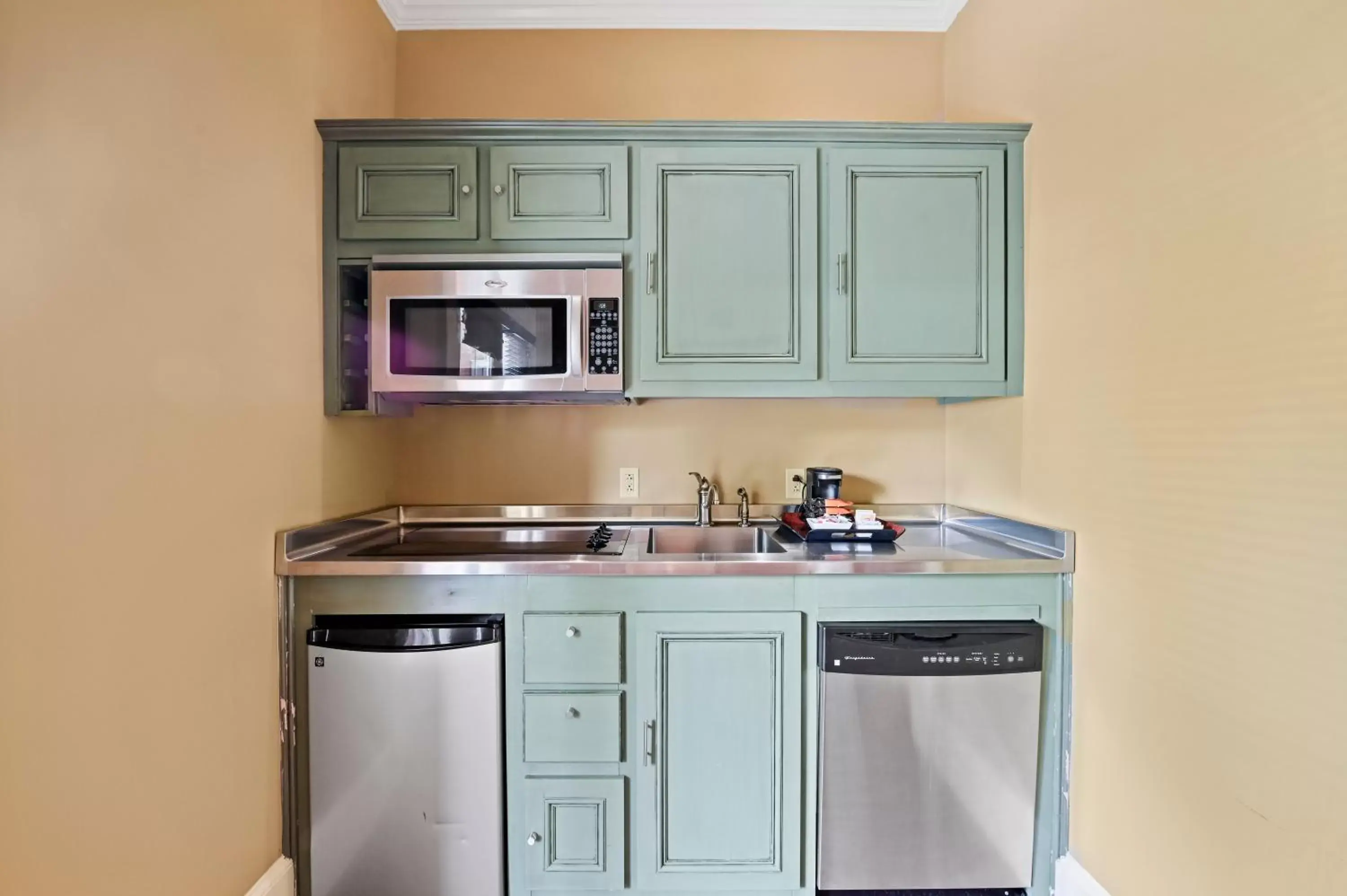 kitchen, Kitchen/Kitchenette in The James Madison Inn