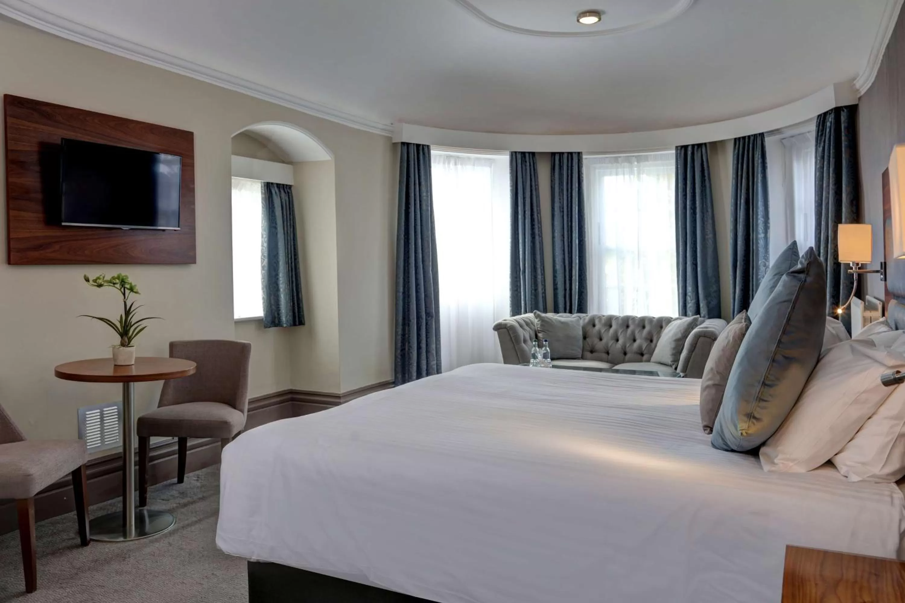 King Suite in Best Western Chilworth Manor Hotel