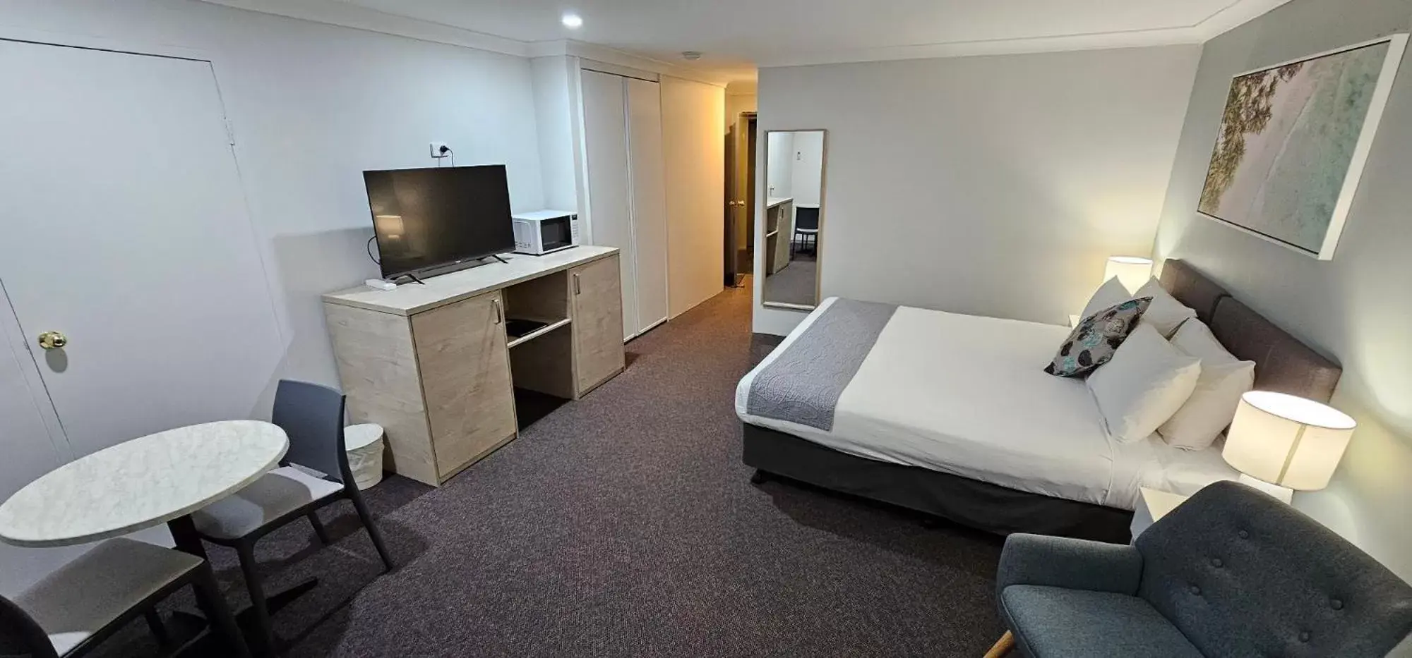 Bed, Seating Area in Tea Gardens Motel