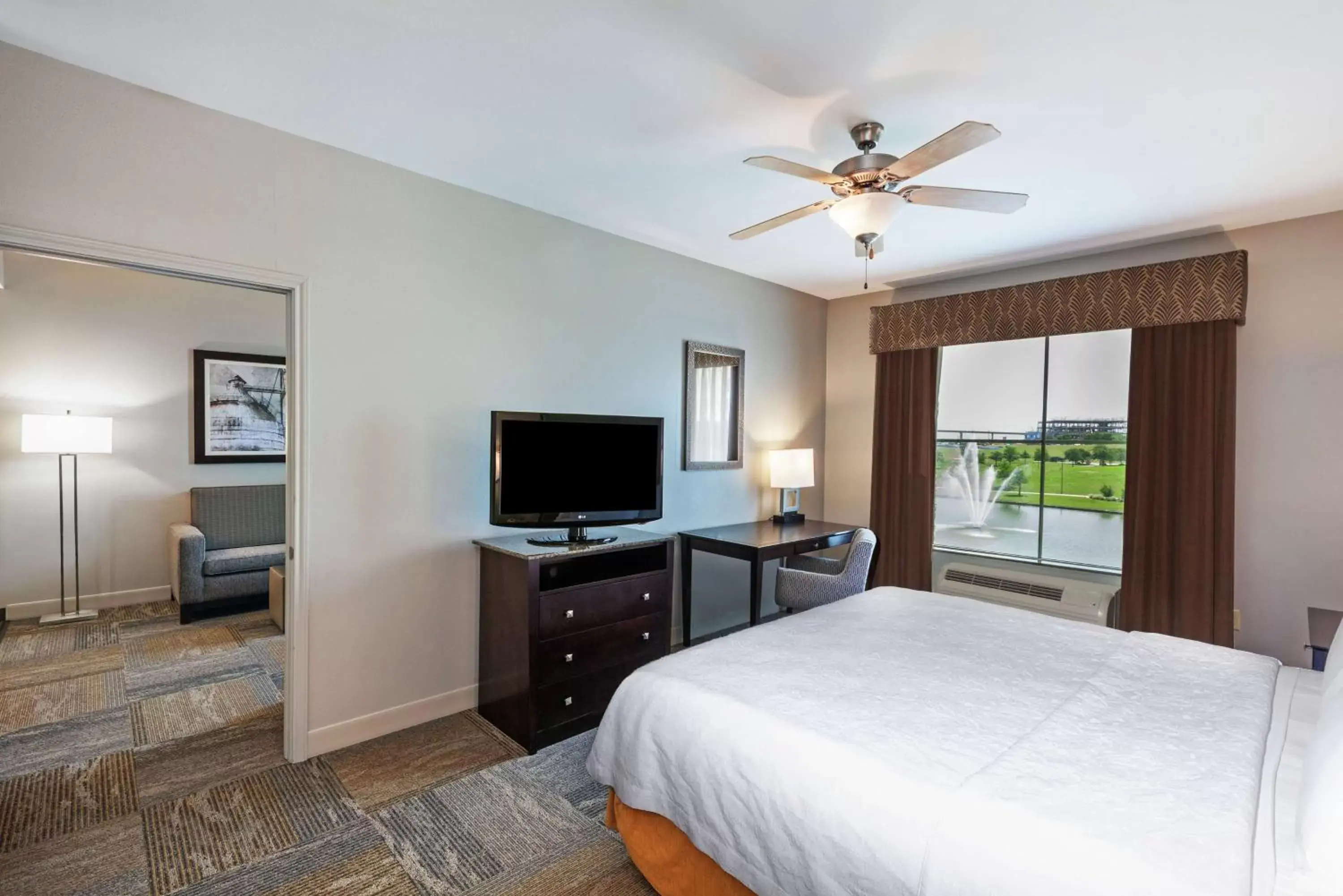 Bedroom, TV/Entertainment Center in Homewood Suites by Hilton Waco