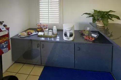 Food and drinks, Kitchen/Kitchenette in Americas Best Value Inn Beaumont California
