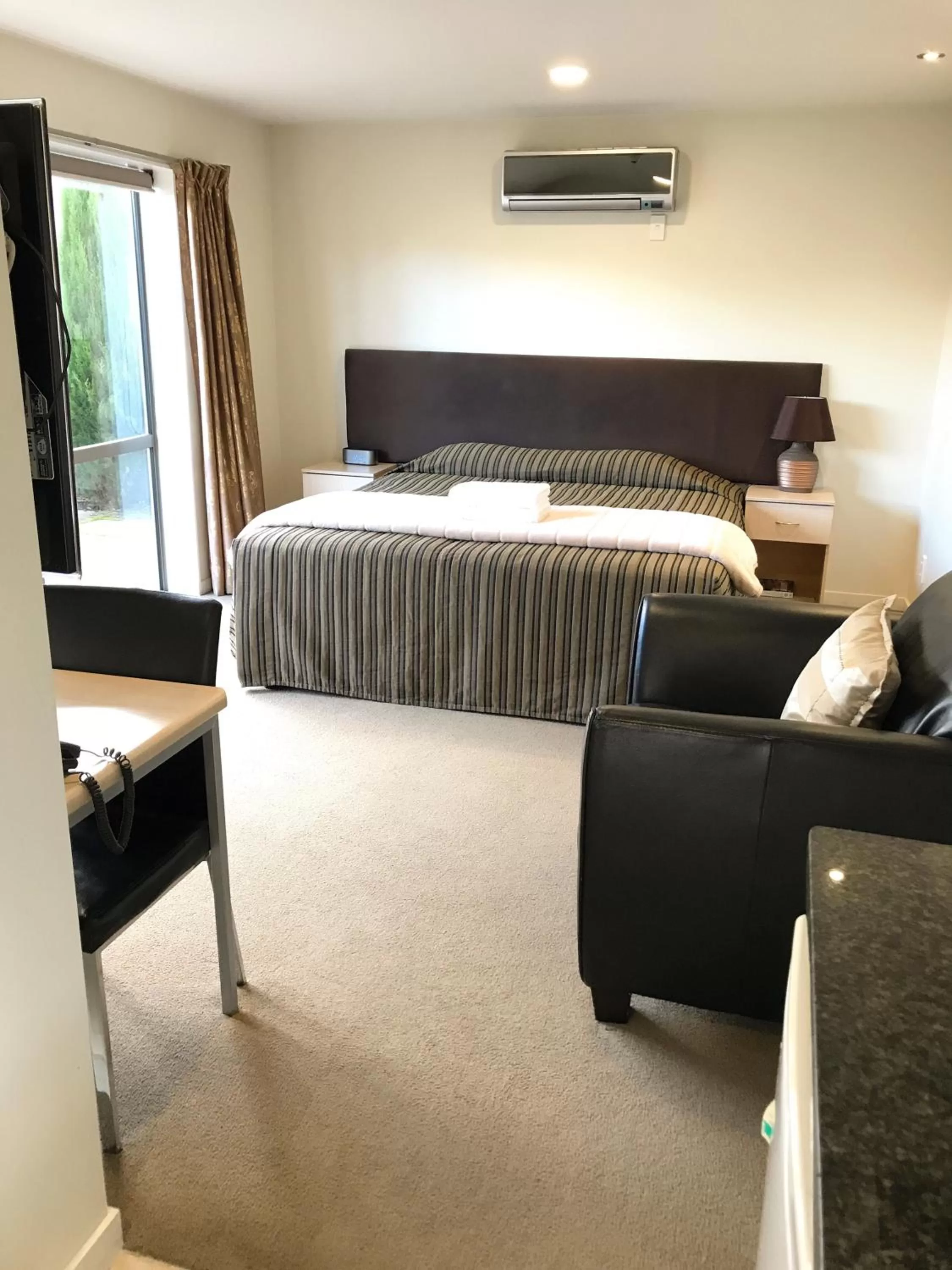 Photo of the whole room, Bed in Alpha Motel with Spa-Bath