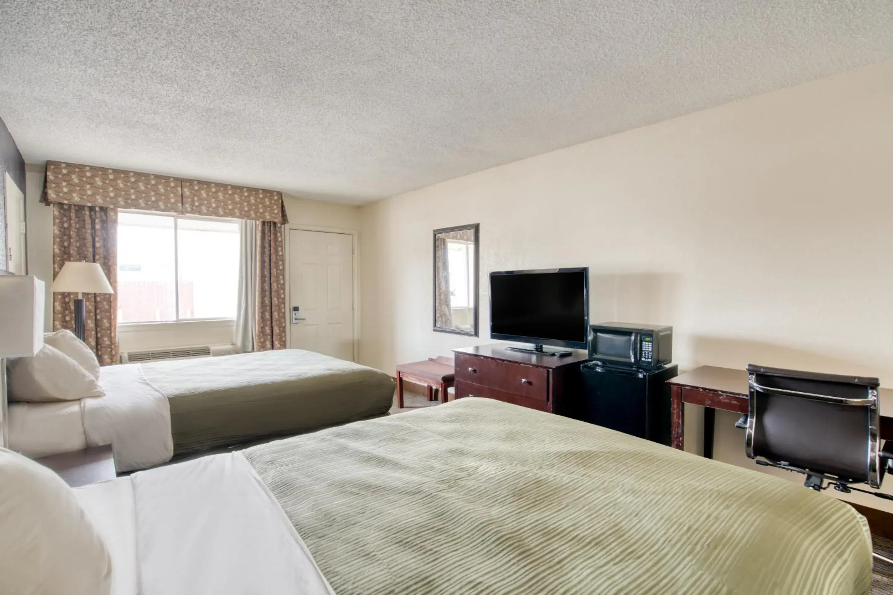 Bedroom in OYO Hotel Alexandria LA- Hwy 165