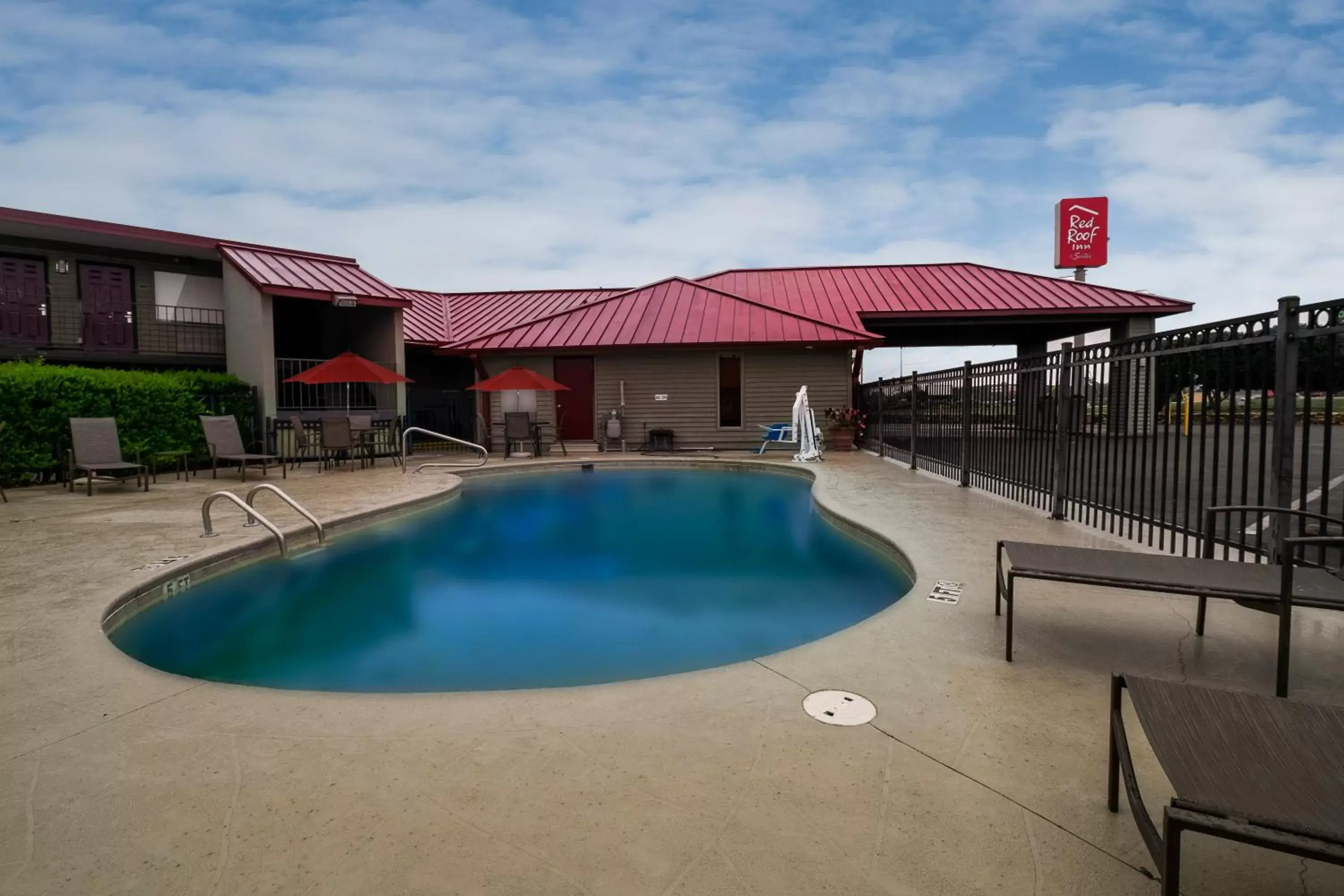 Swimming Pool in Red Roof Inn Dothan