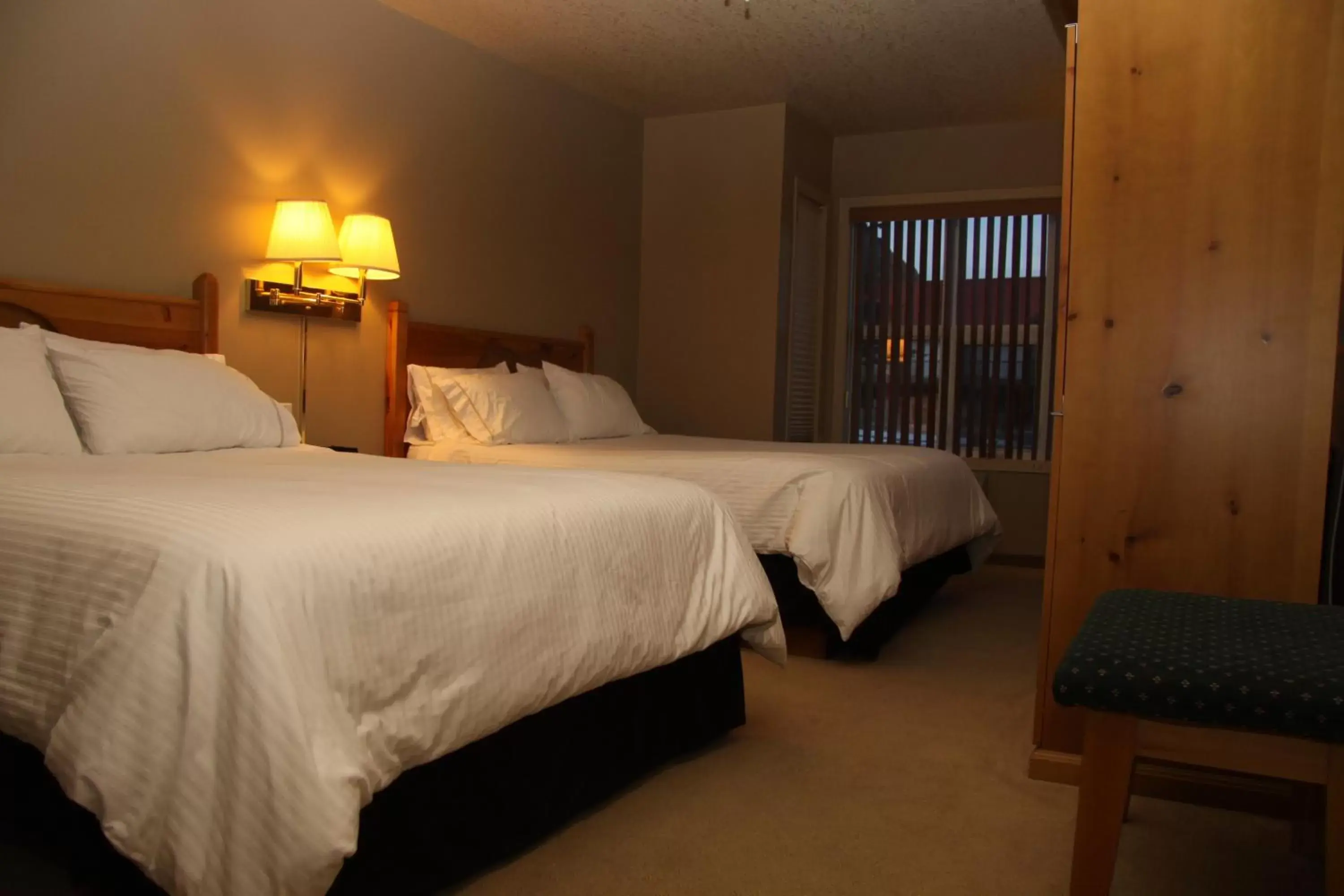 Bed in Waterton Lakes Lodge Resort