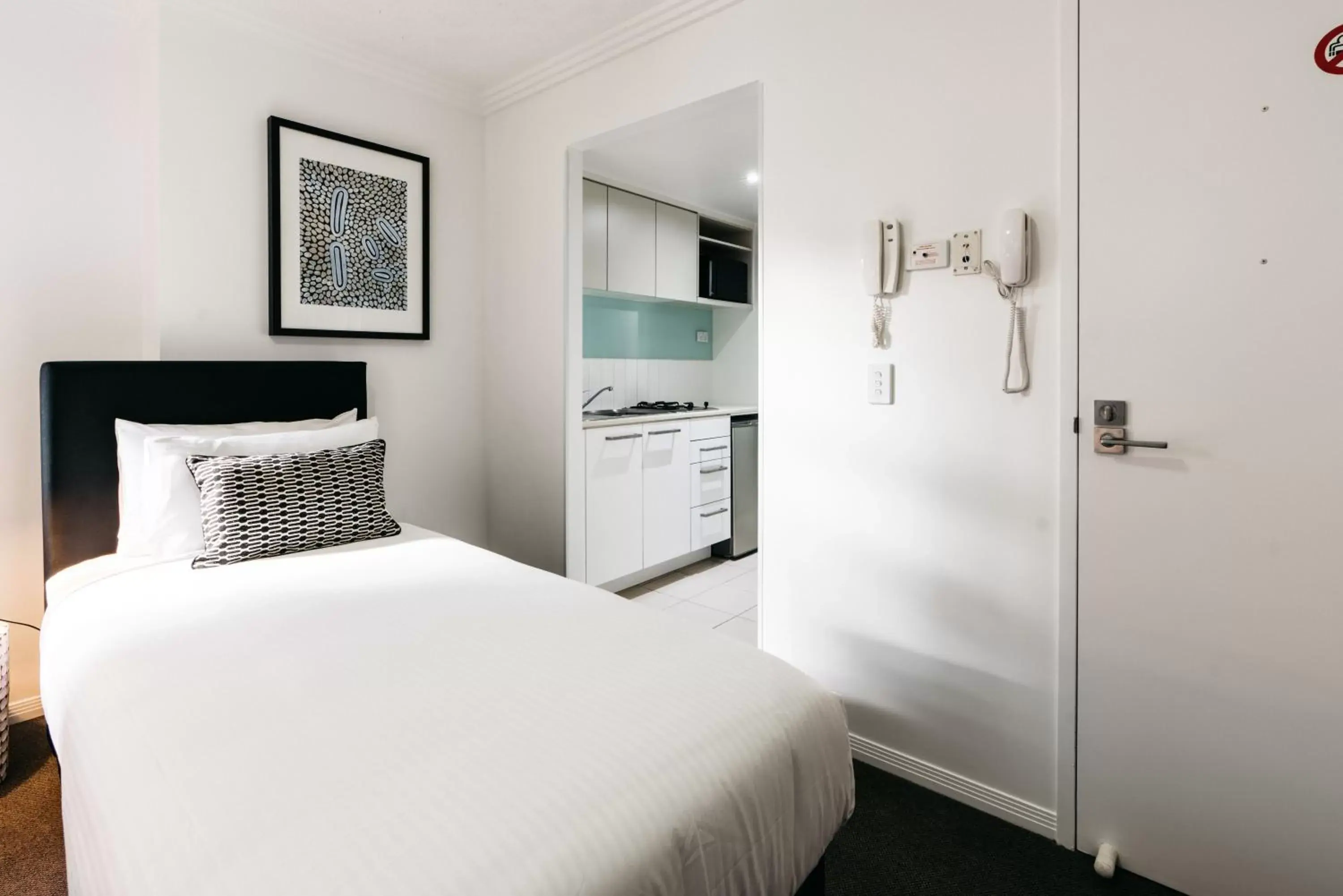 Kitchen or kitchenette, Bed in Gabba Central Apartments