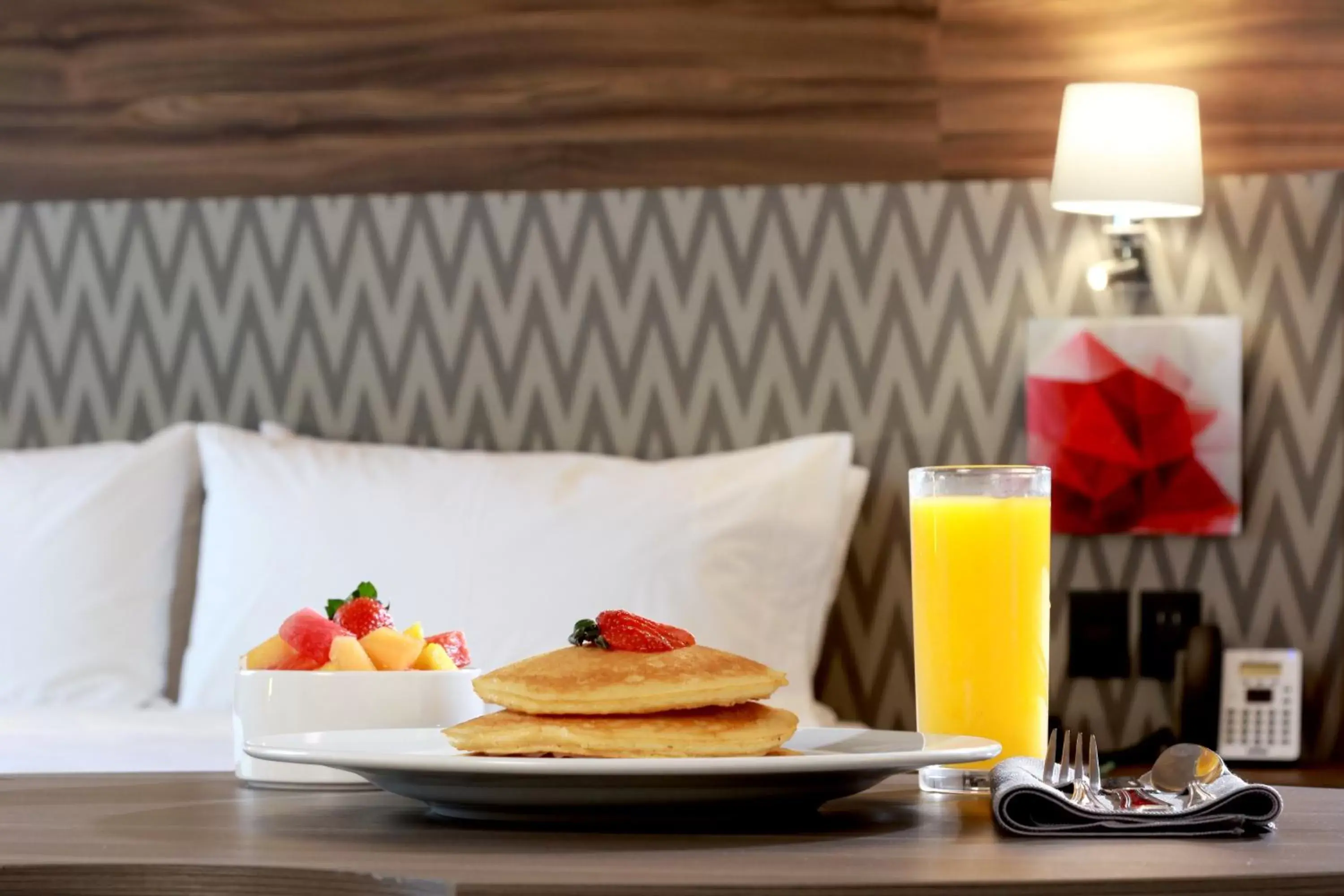 Bedroom, Breakfast in Holiday Inn & Suites - Monterrey Apodaca Zona Airport, an IHG Hotel