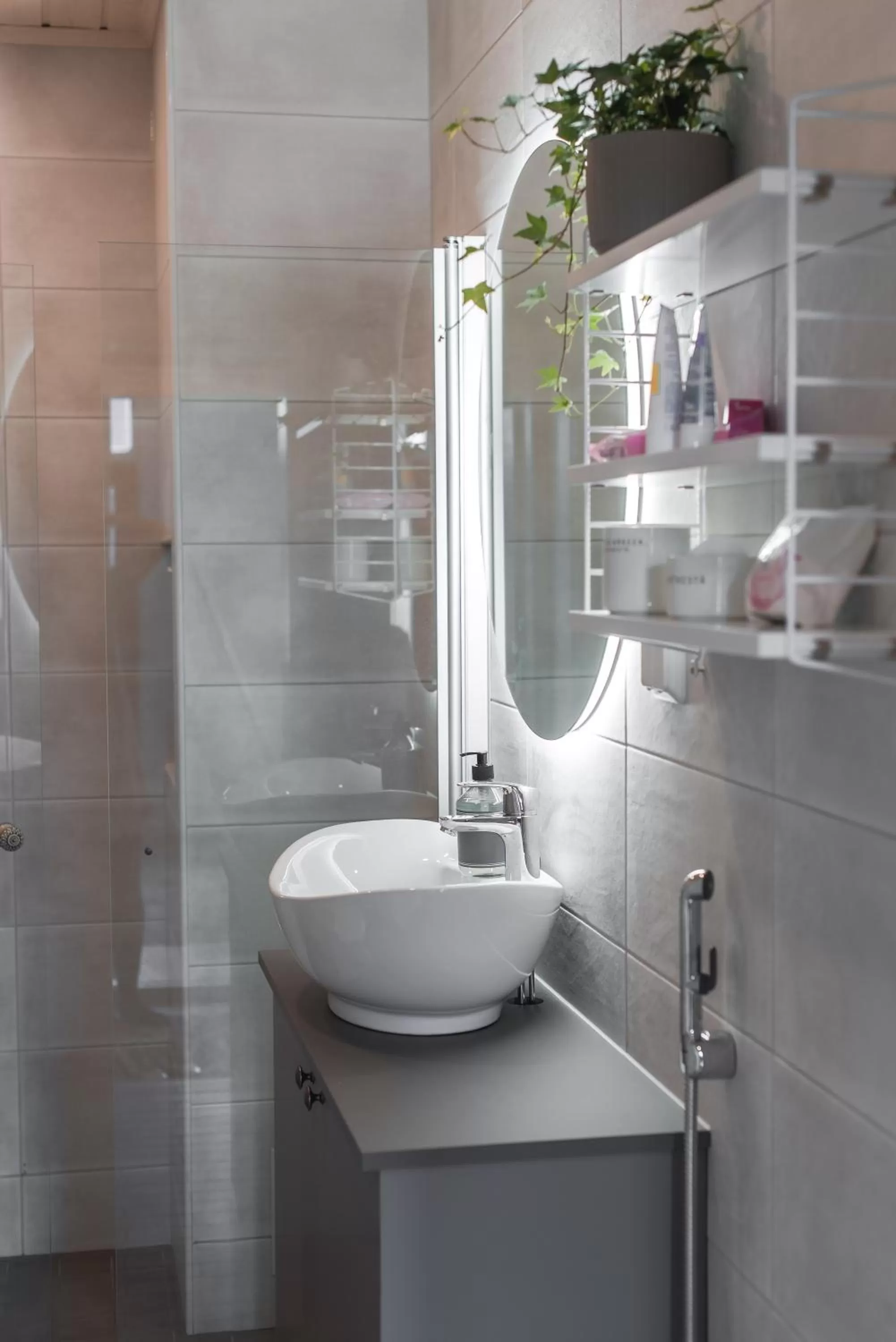 Shower in Vanha pappila Hetki Oy