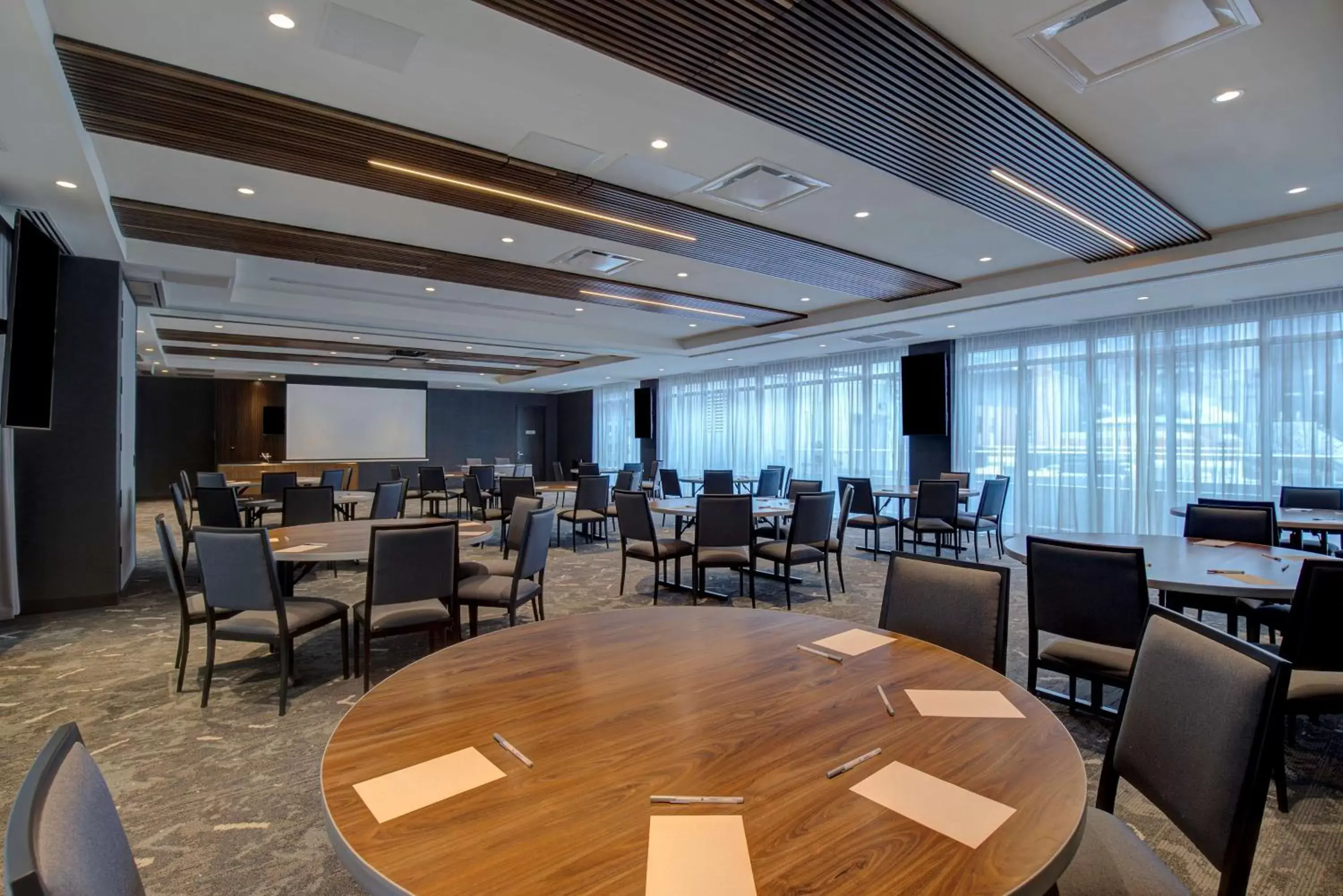 Meeting/conference room, Restaurant/Places to Eat in Homewood Suites By Hilton Montreal Downtown