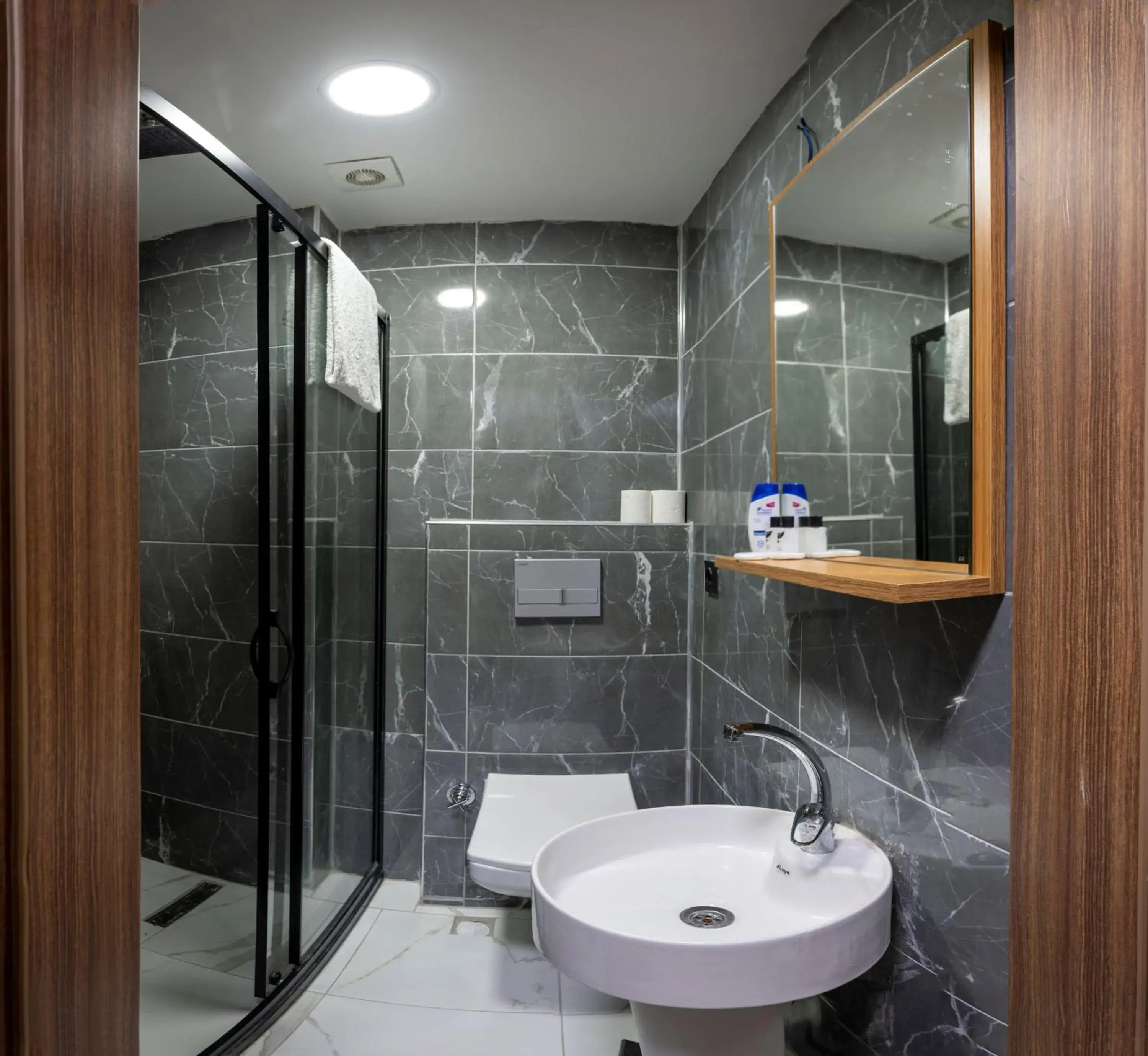 Shower, Bathroom in Ista Palace Hotel