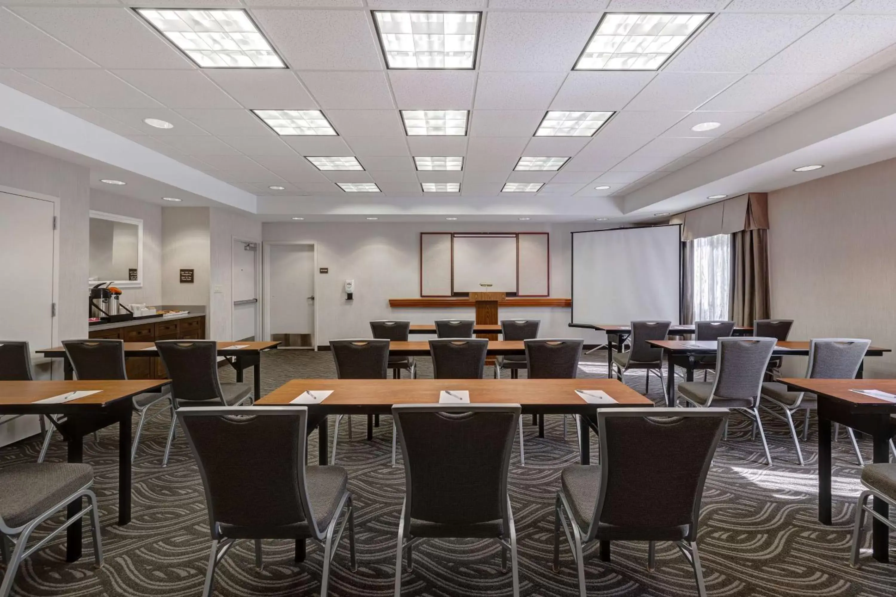 Meeting/conference room in Hampton Inn & Suites Tulare