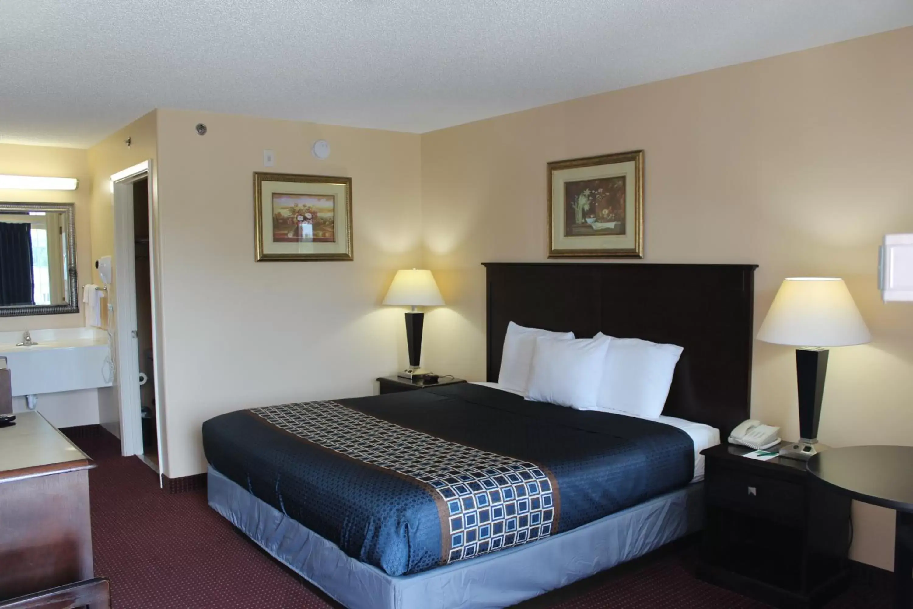 Photo of the whole room, Bed in Carom Inn a Travelodge by Wyndham Denham Springs-Baton Rouge