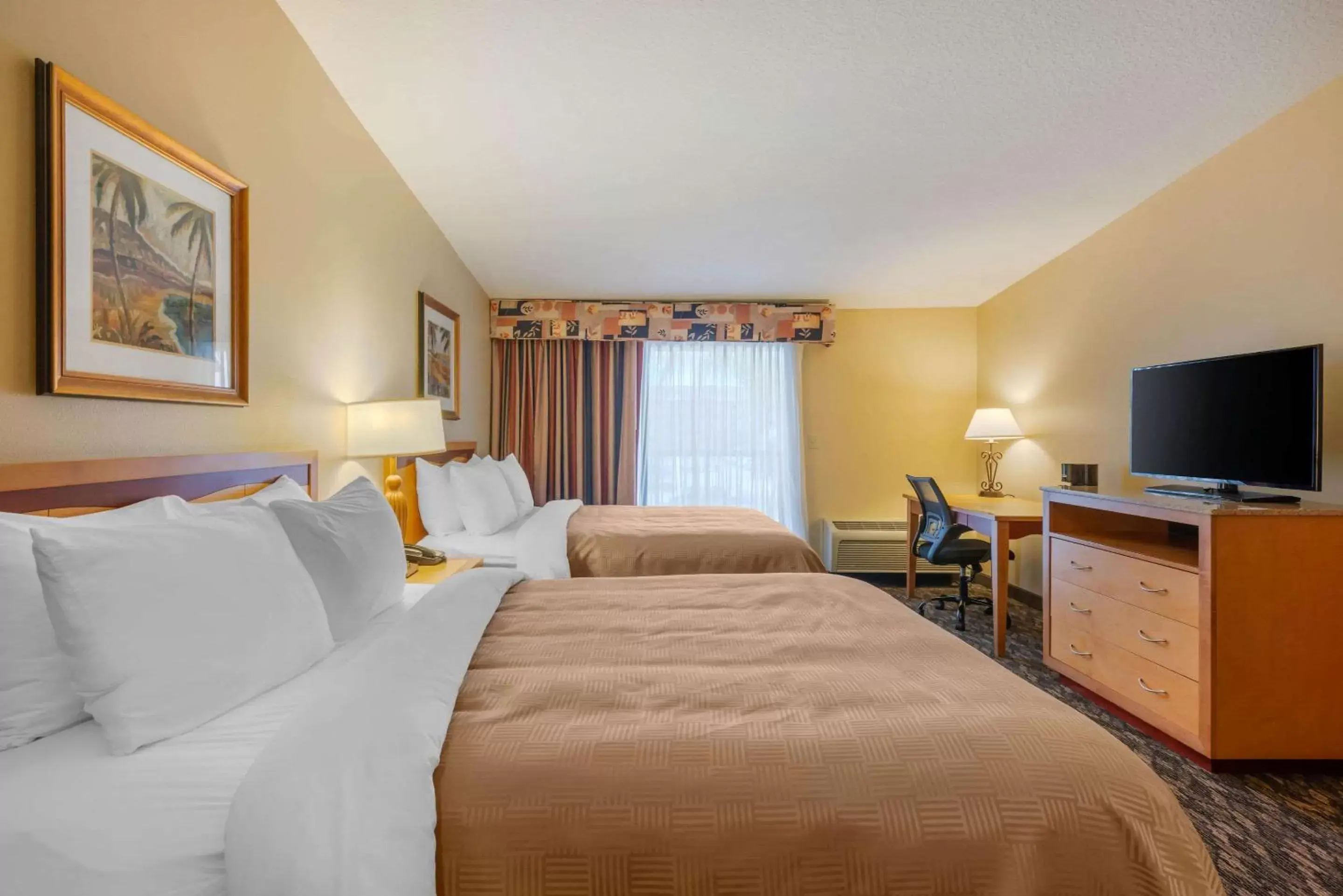 Photo of the whole room, Bed in Clarion Inn Ormond Beach at Destination Daytona