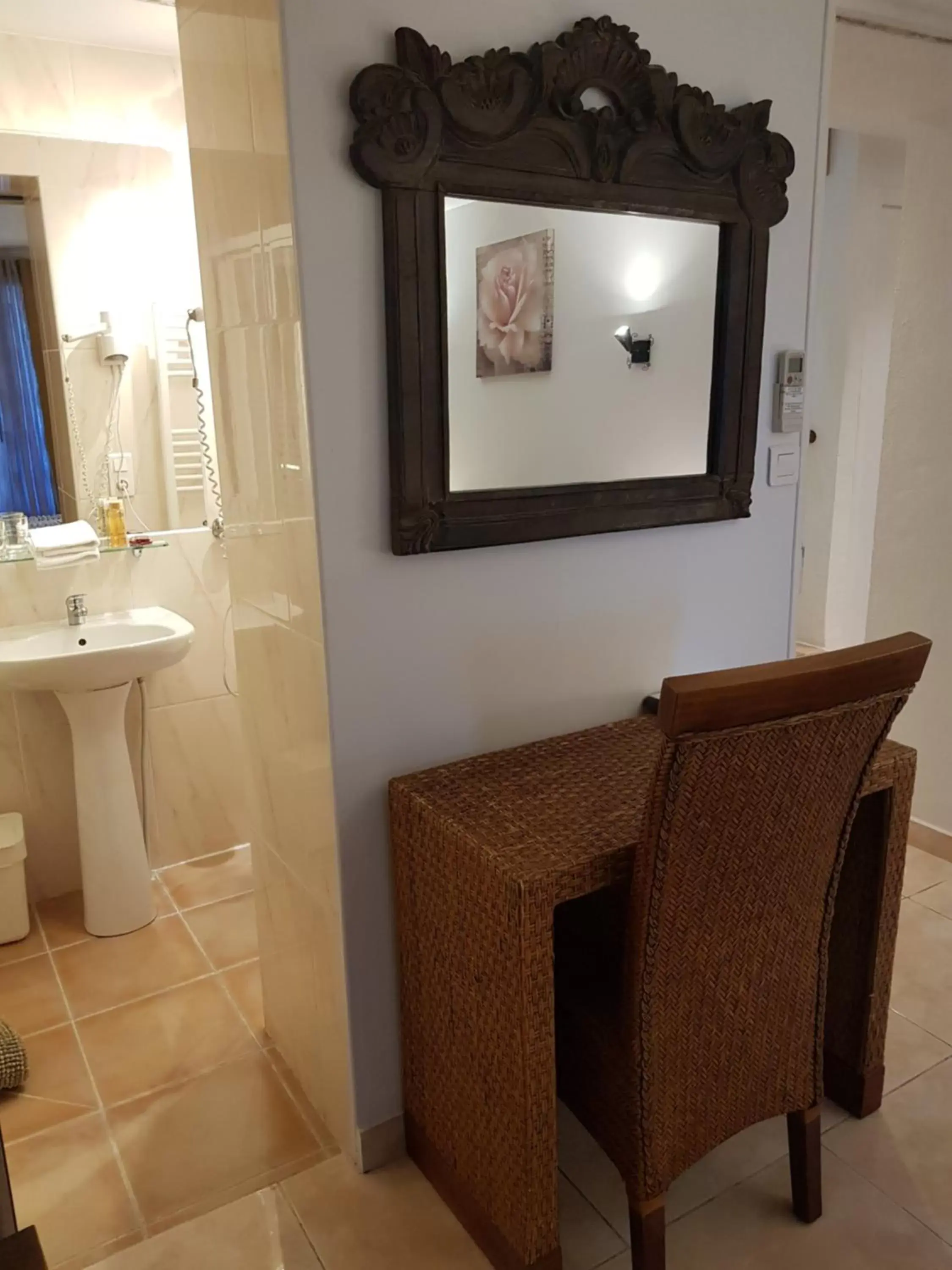 Seating area, Bathroom in Hotel Villa Maya