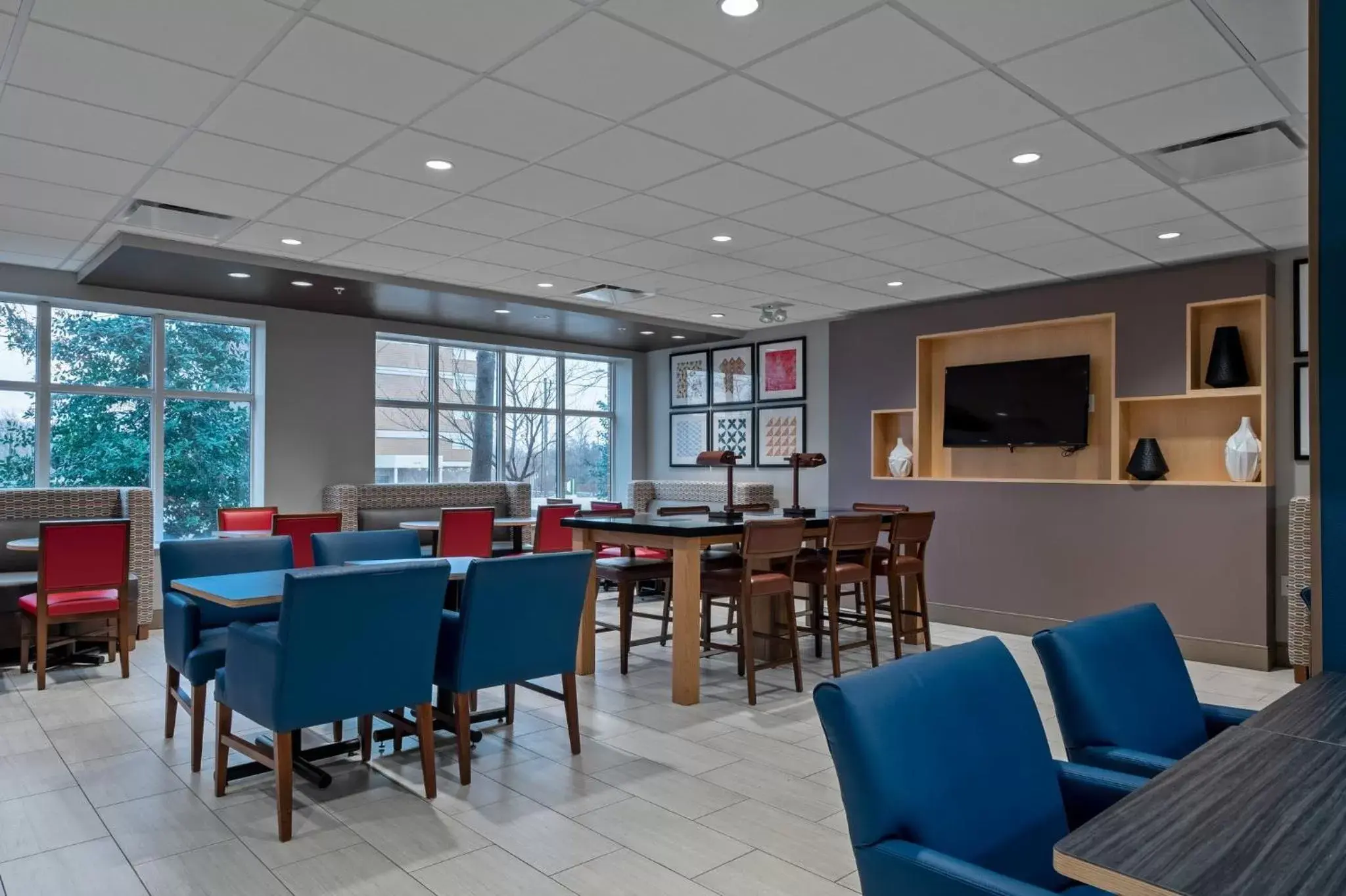 Breakfast, Restaurant/Places to Eat in Holiday Inn Express Hotel & Suites Woodbridge, an IHG Hotel