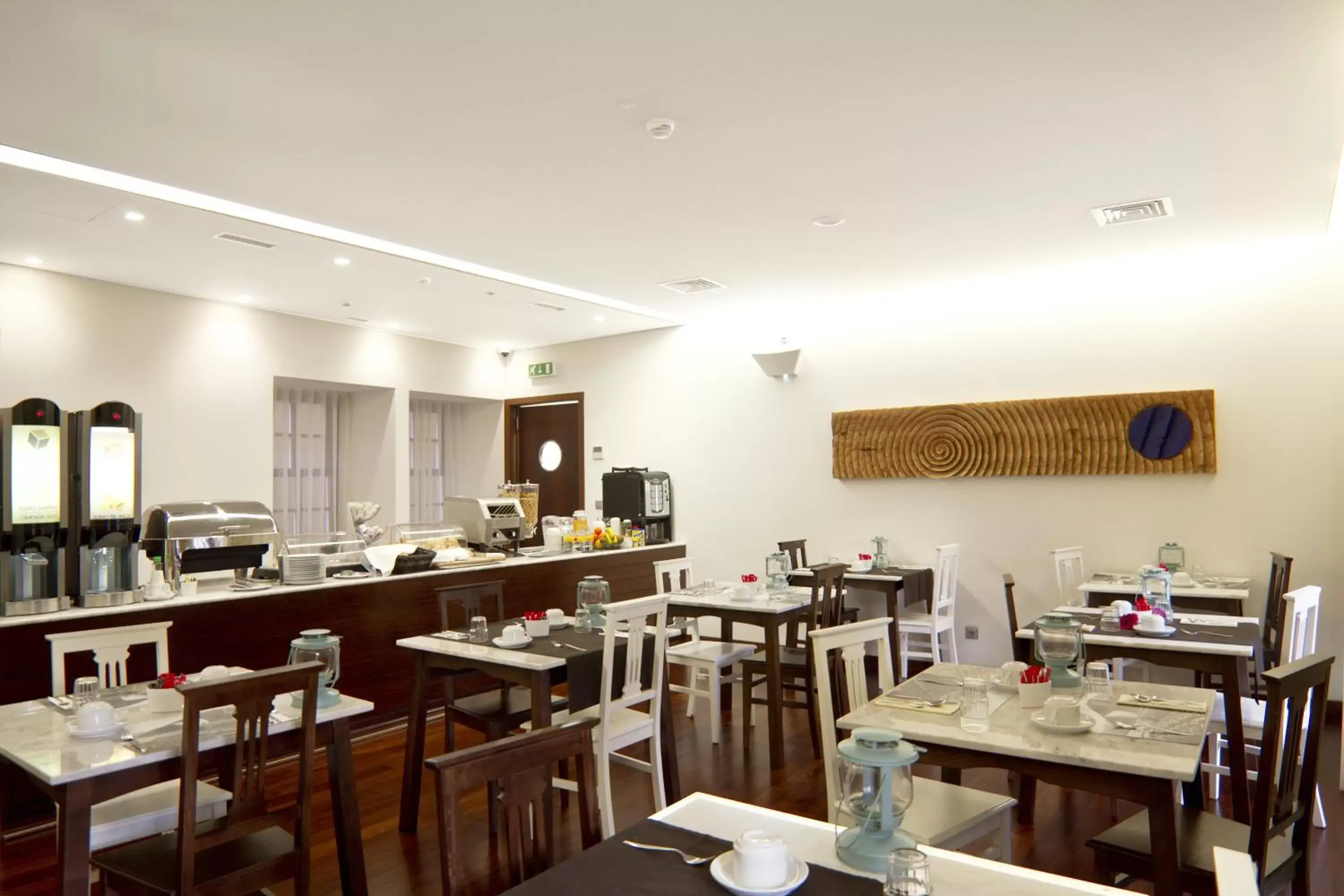 Restaurant/Places to Eat in Ribeira do Porto Hotel